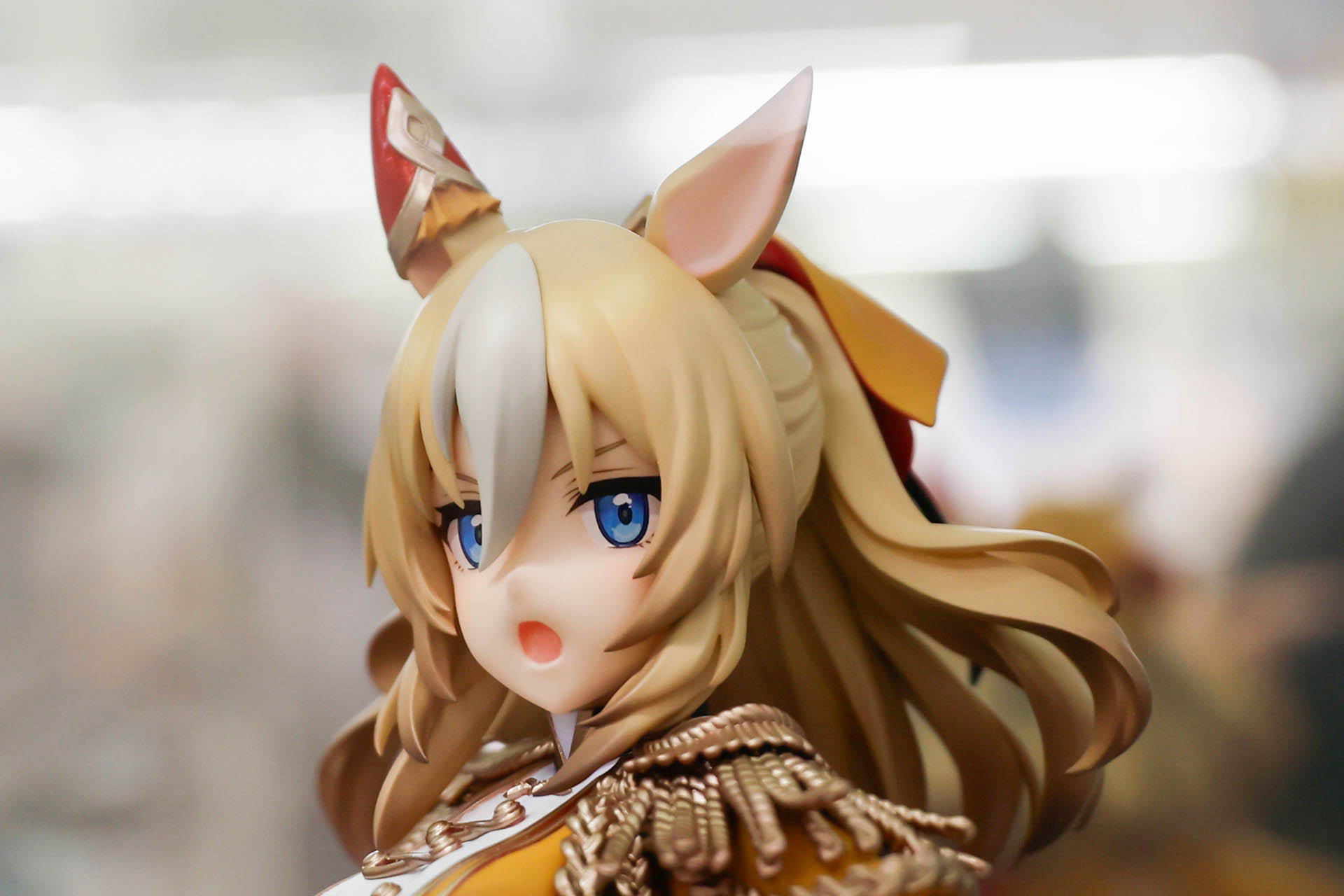 髪は後ろ側でふんわり広がっている