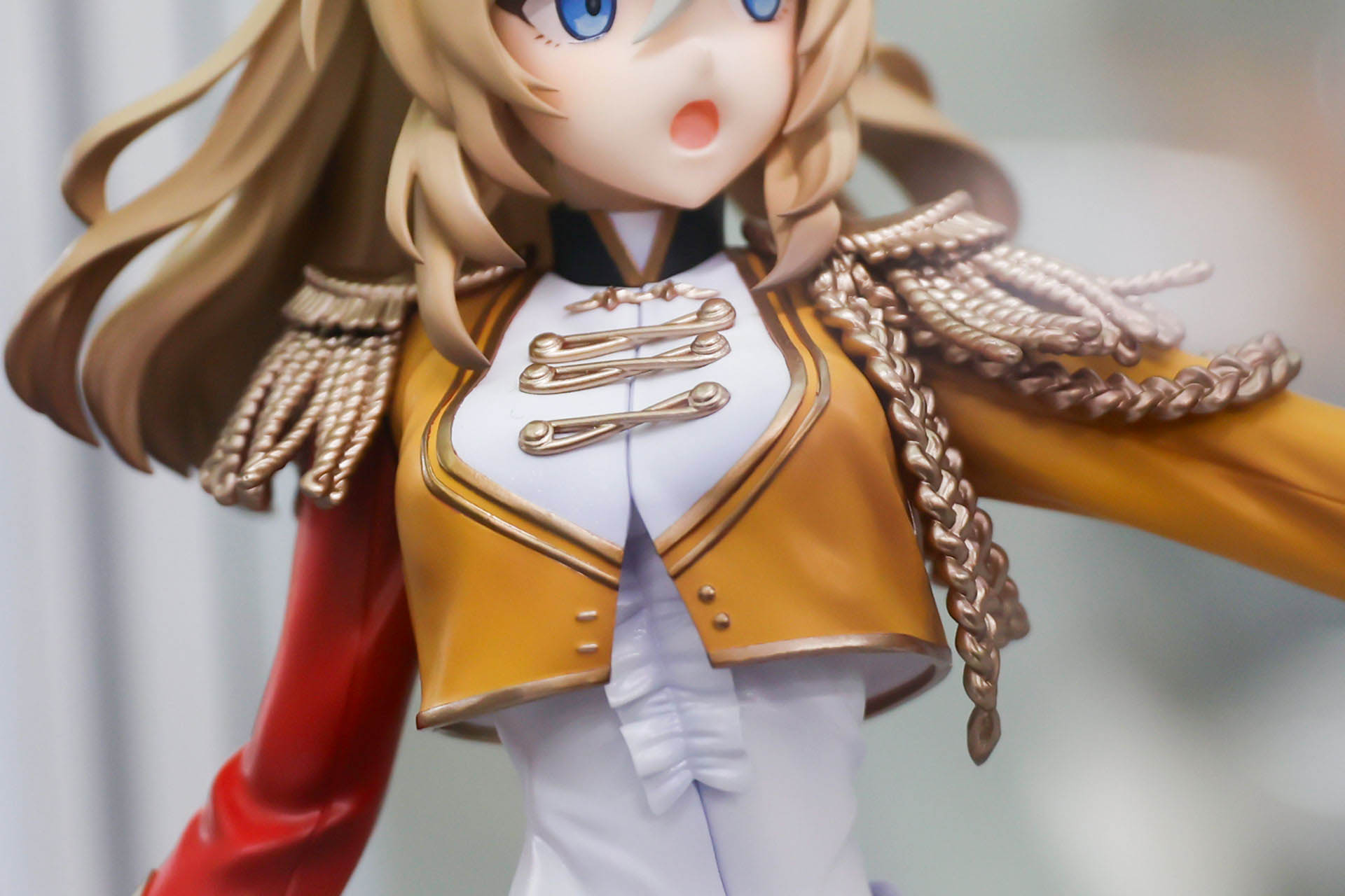 片側の袖だけ赤く染められている