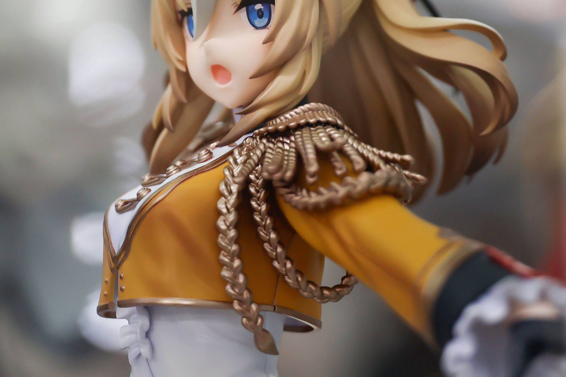 金色の装飾が多数付けられている