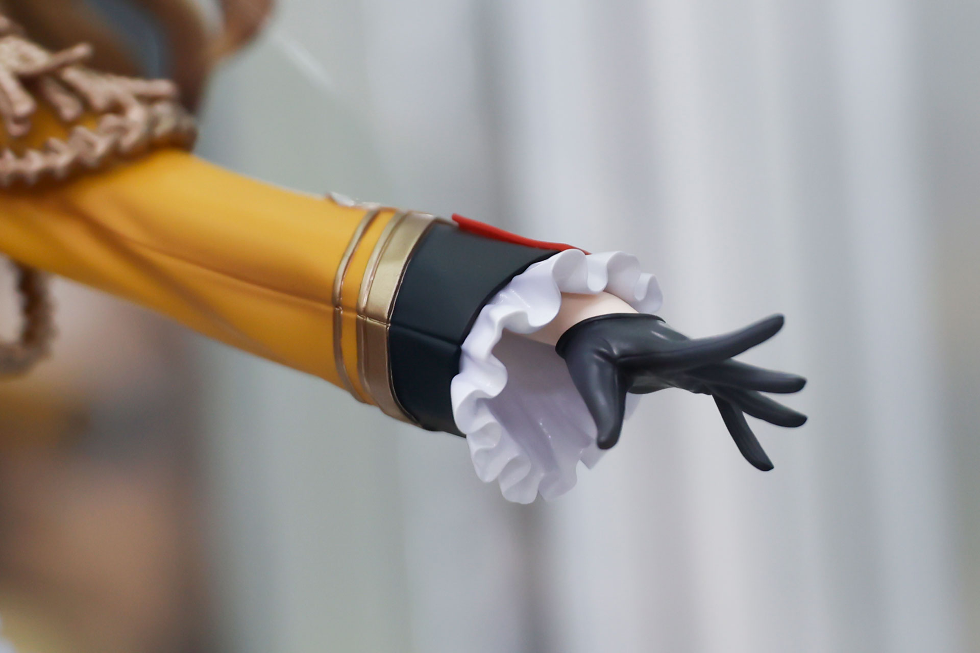 指のポーズも個性的だ