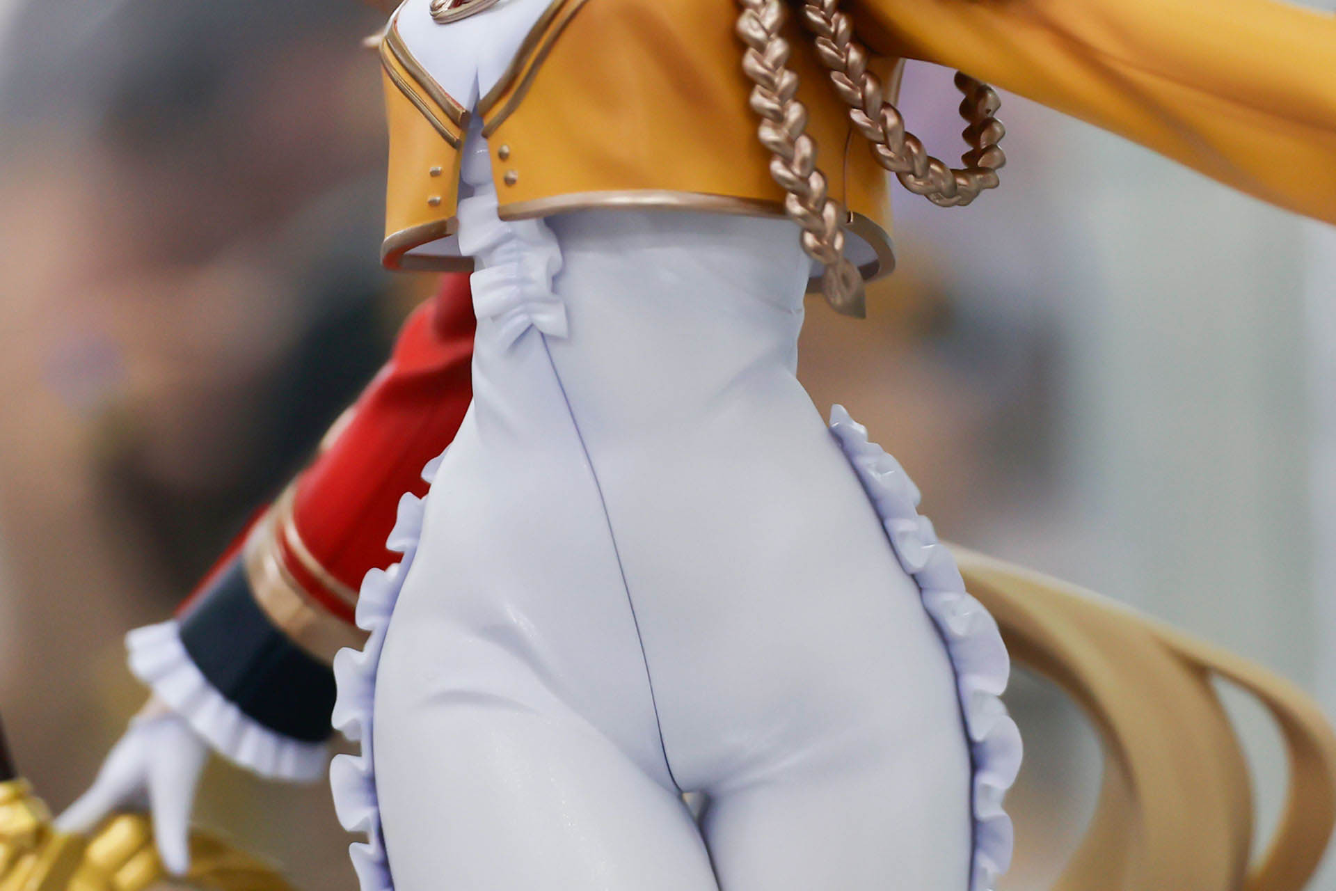 白い衣装部分にはフリルが付けられている