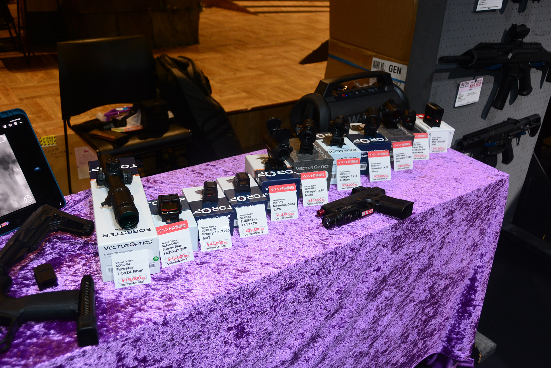 他の光学機器も展示・販売