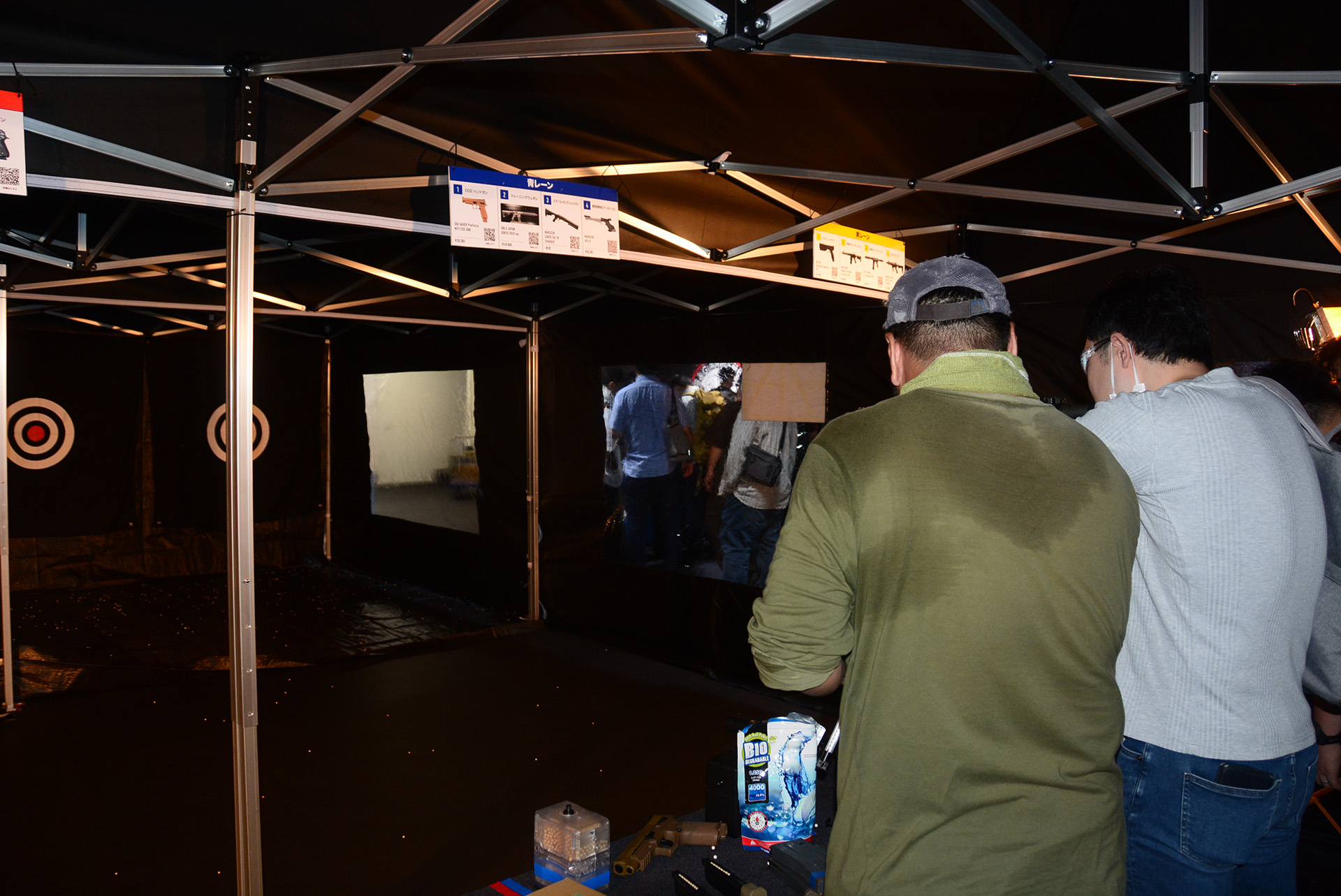 様々なエアガンが撃てる試射ブース