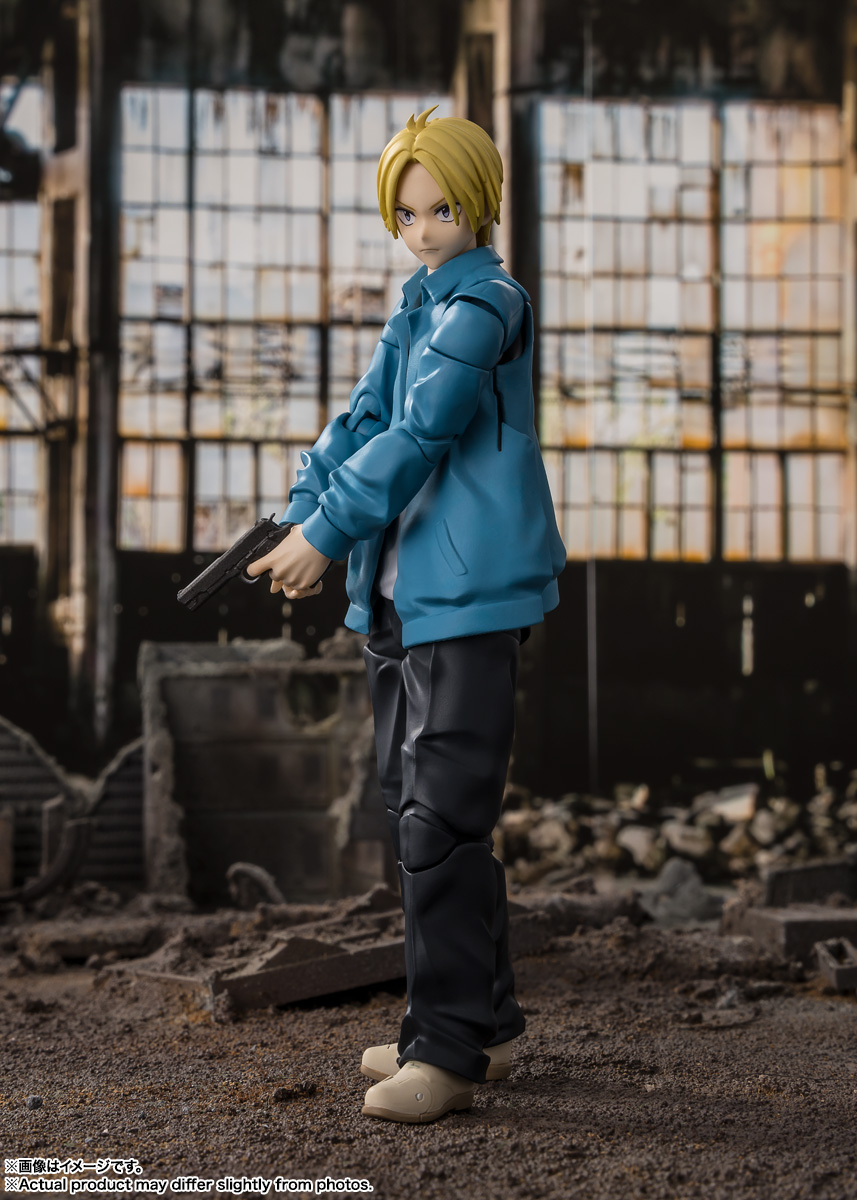 銃を構え、敵を見据えるシン。オプションパーツの銃を使うことで、より緊迫感漂うシーンを再現できる