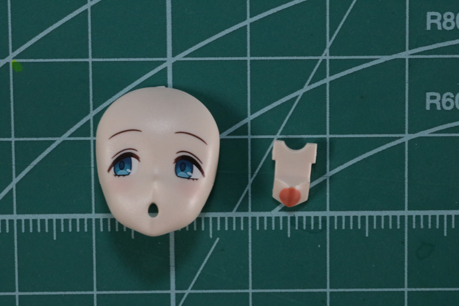 通常顔に口元パーツをはめ込む