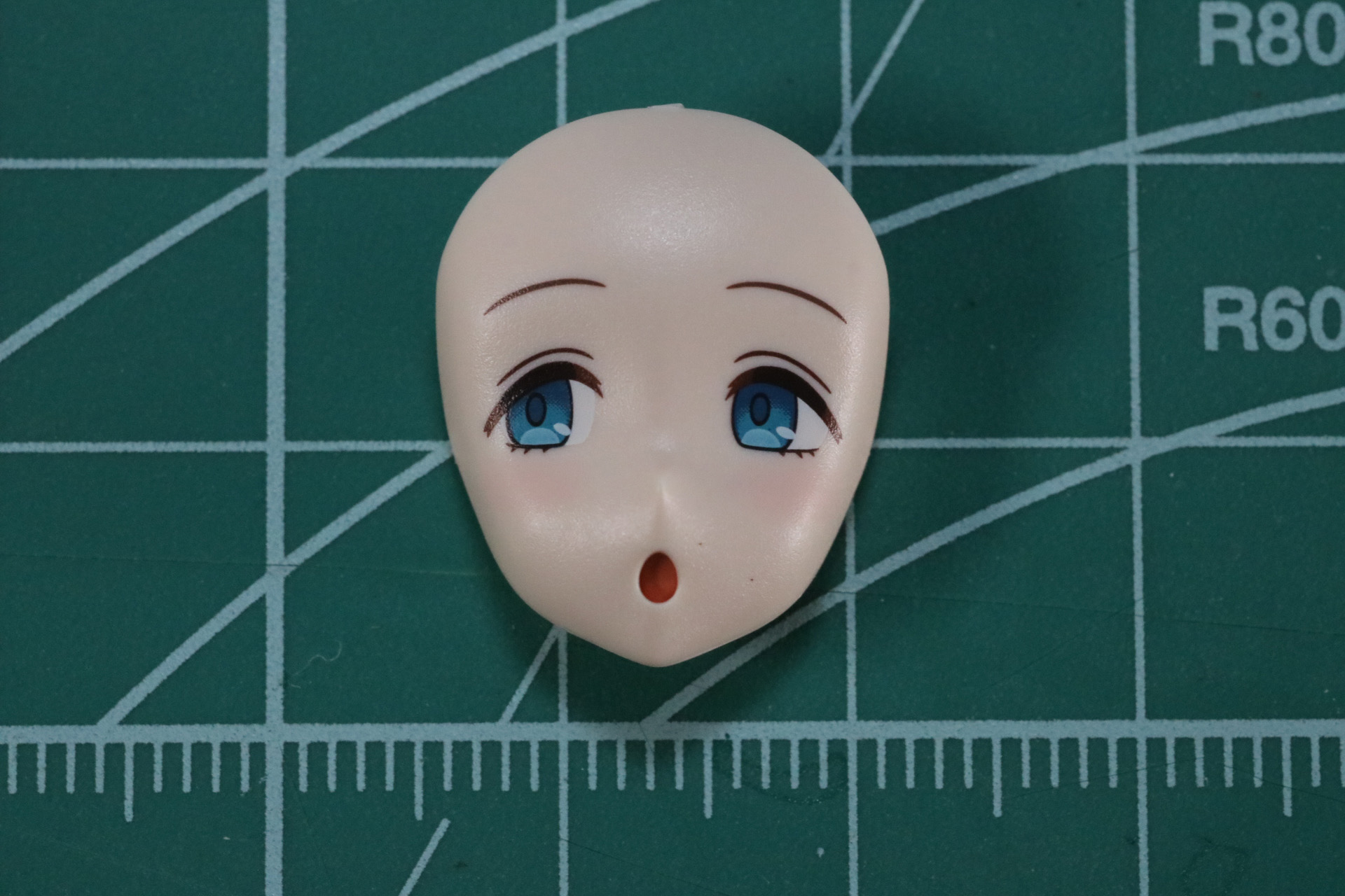 通常顔に口元パーツをはめ込む