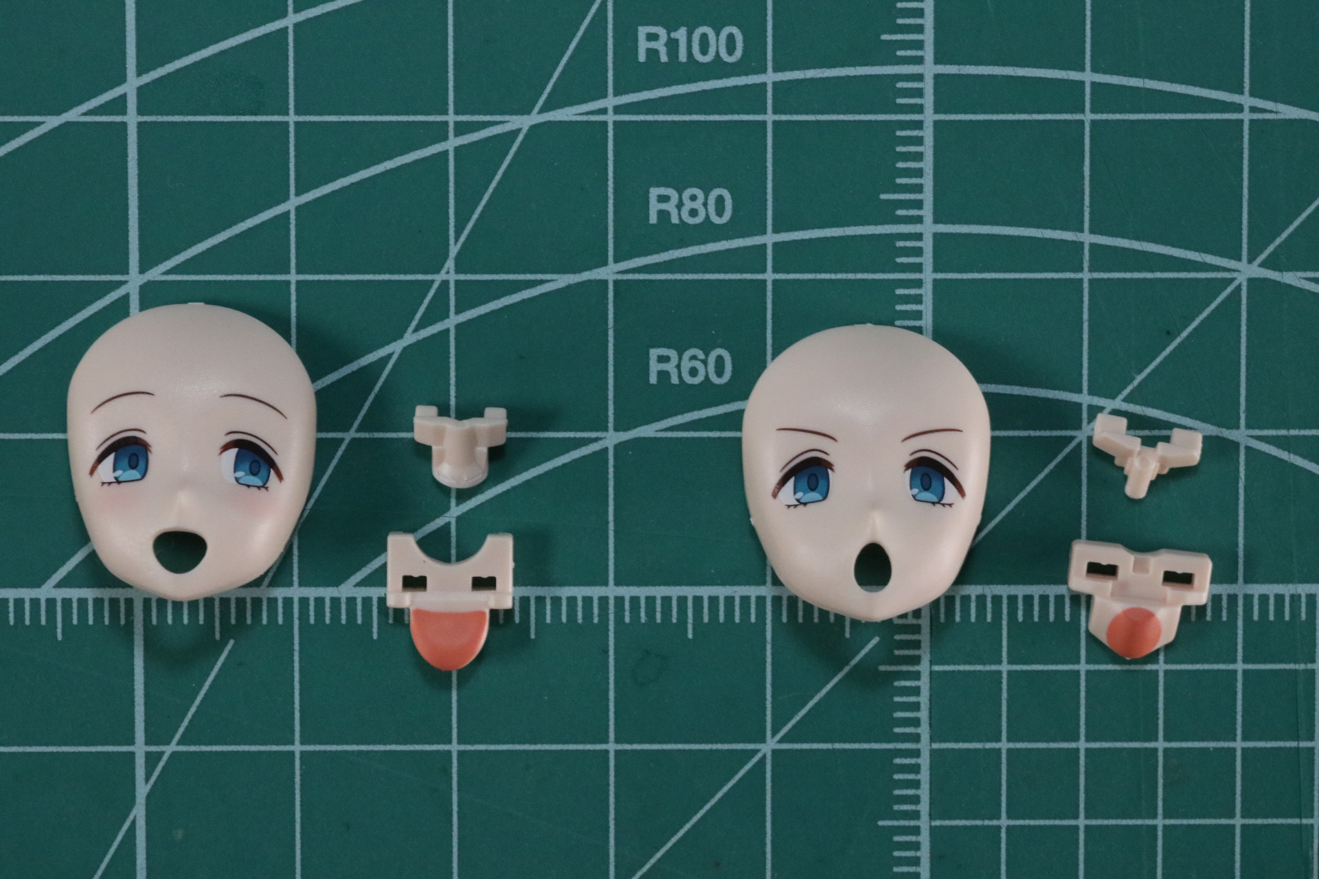 笑顔（左）と大きく口を開いた表情（右）は口元、前歯パーツをはめ込む
