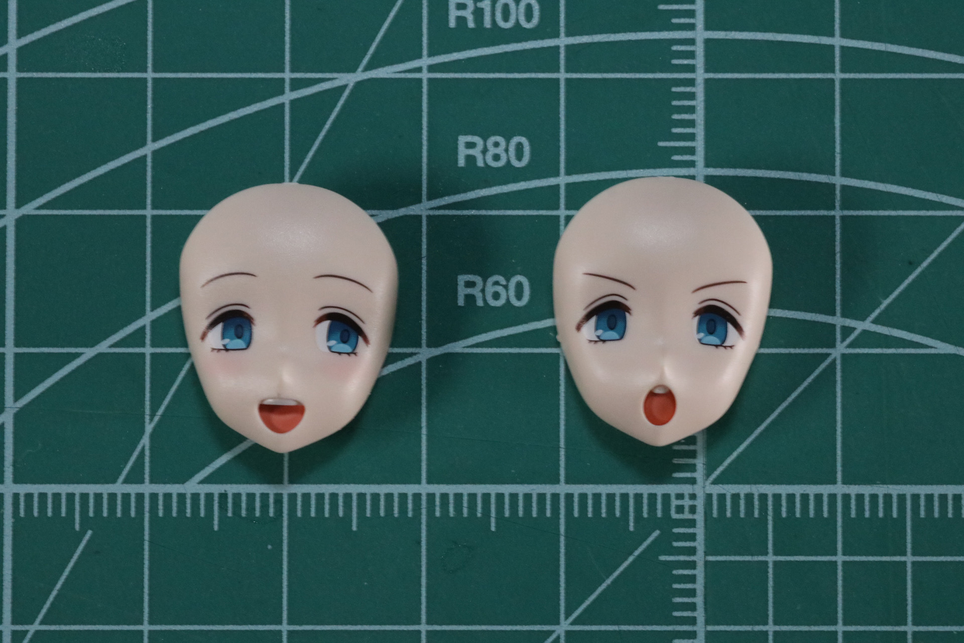 笑顔（左）と大きく口を開いた表情（右）は口元、前歯パーツをはめ込む