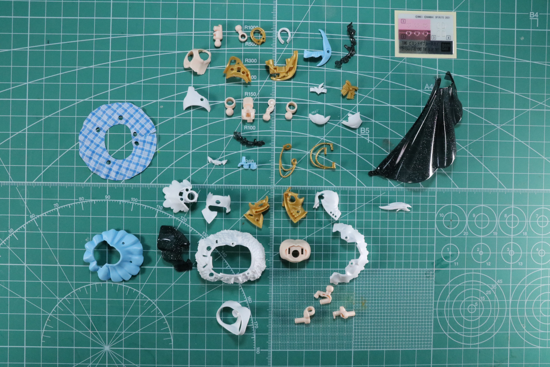 胸のアクセサリーはプラスチックシールで細かな色分けを表現