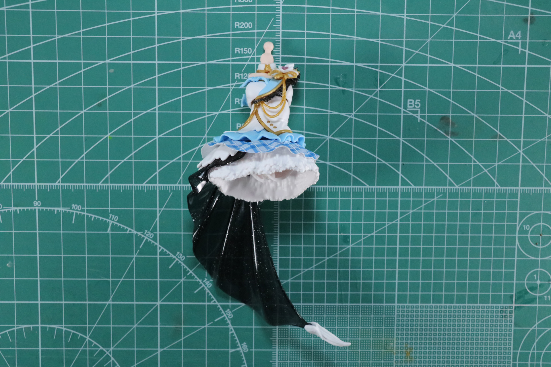 胸のアクセサリーはプラスチックシールで細かな色分けを表現