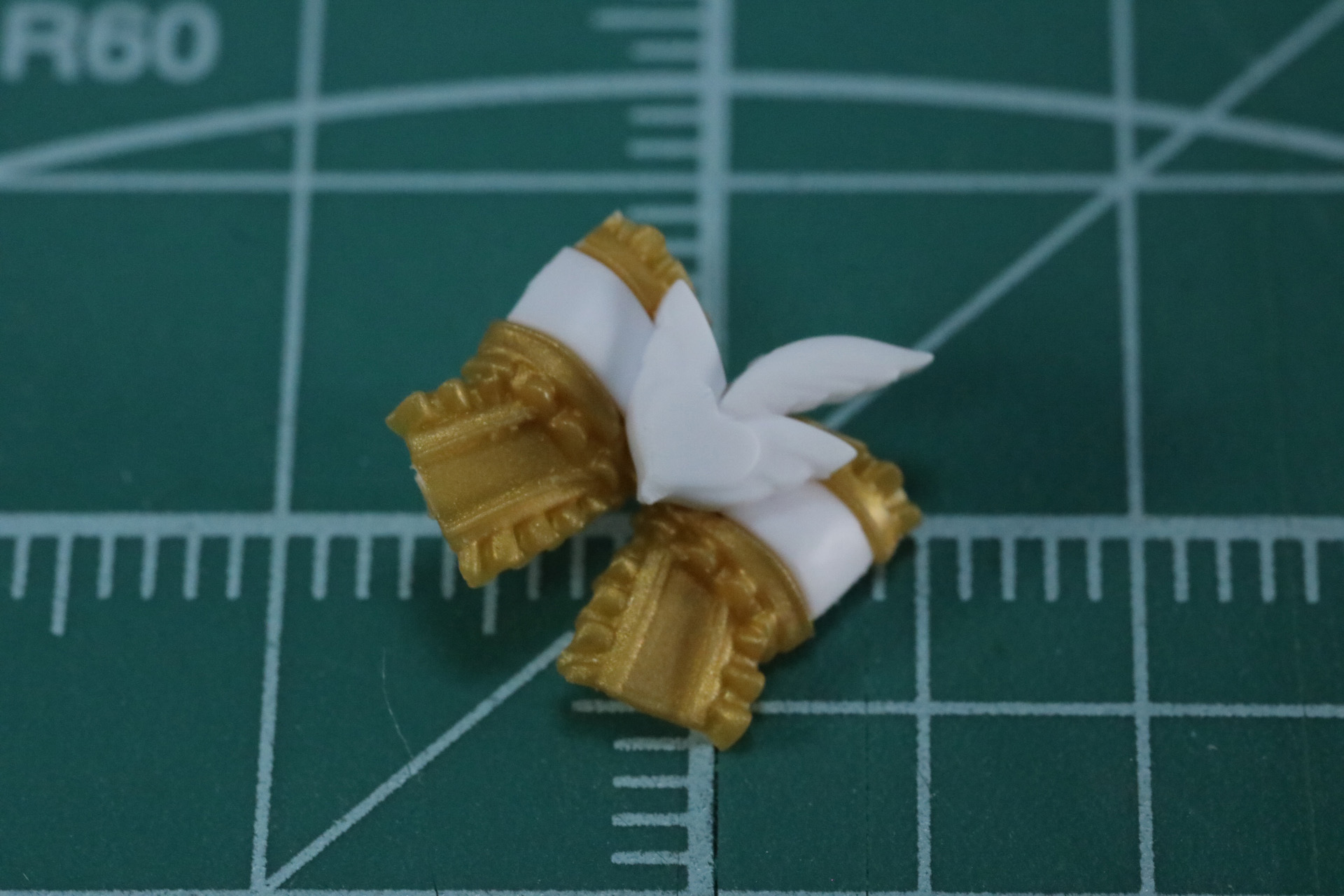 胸のアクセサリーはプラスチックシールで細かな色分けを表現