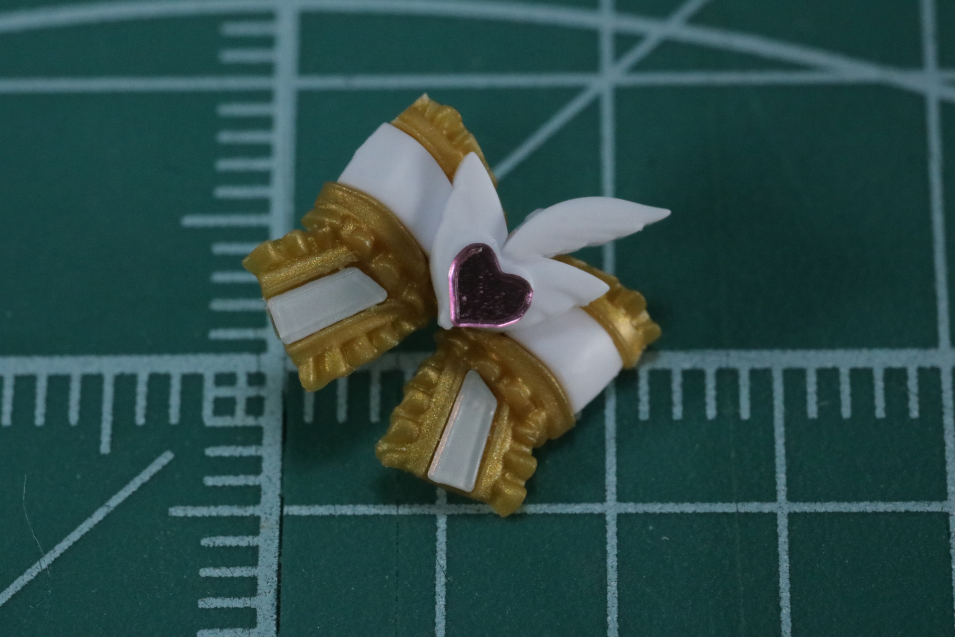 胸のアクセサリーはプラスチックシールで細かな色分けを表現