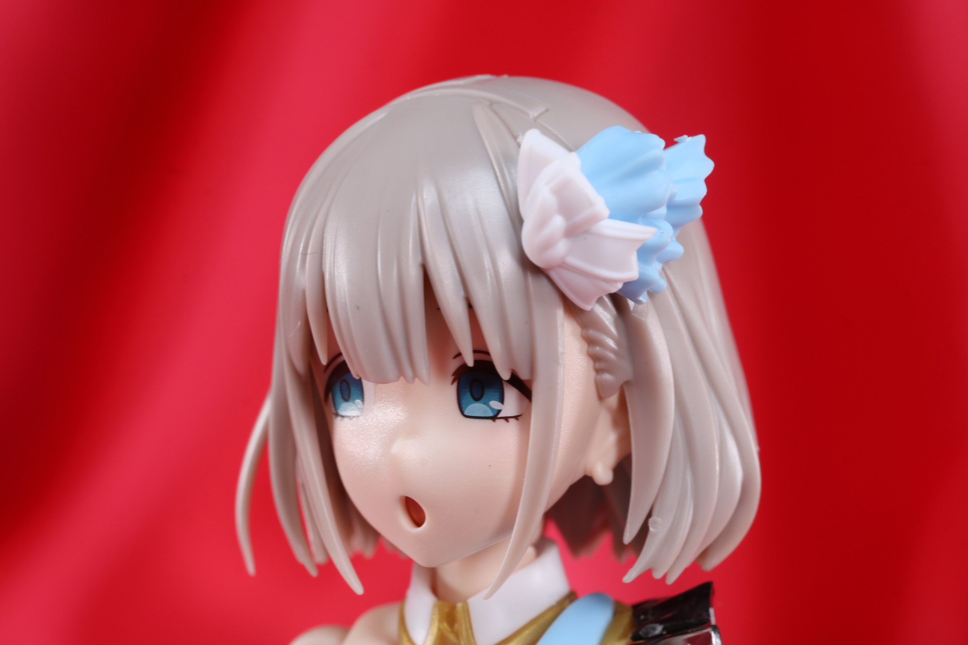 ショートカットのヘアスタイルが再現され、耳の後ろに流れる髪の造形やイヤリング造形も施されている