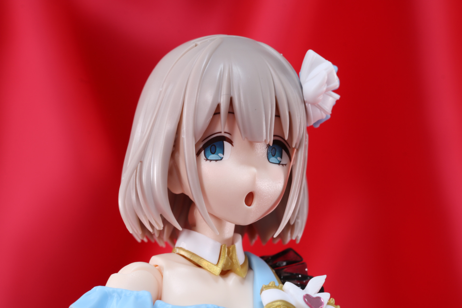 細かい部分で右側も耳の後ろに髪を流しているのがわかる