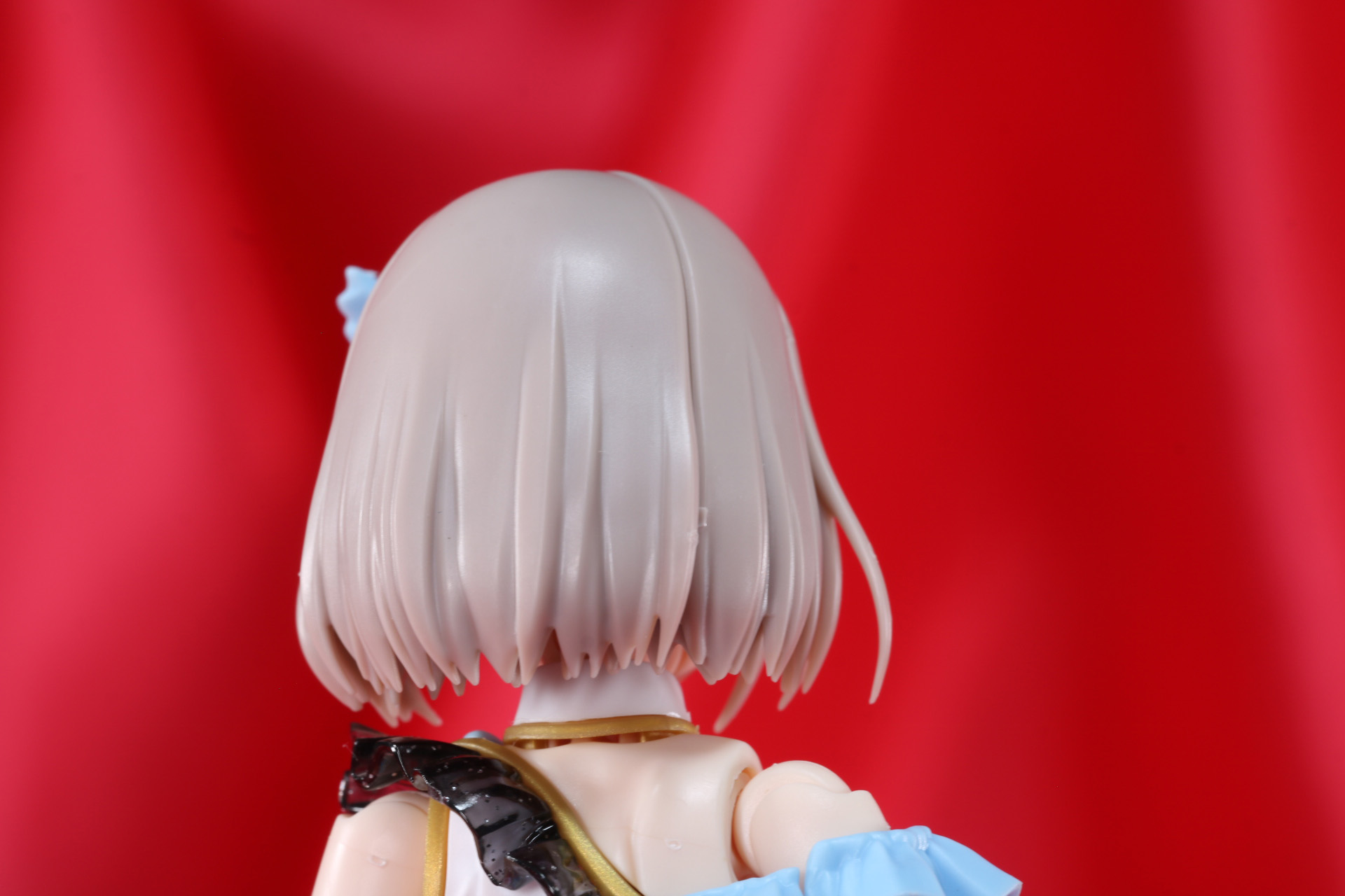 後ろ髪も少し外に広がる毛先も造形されている