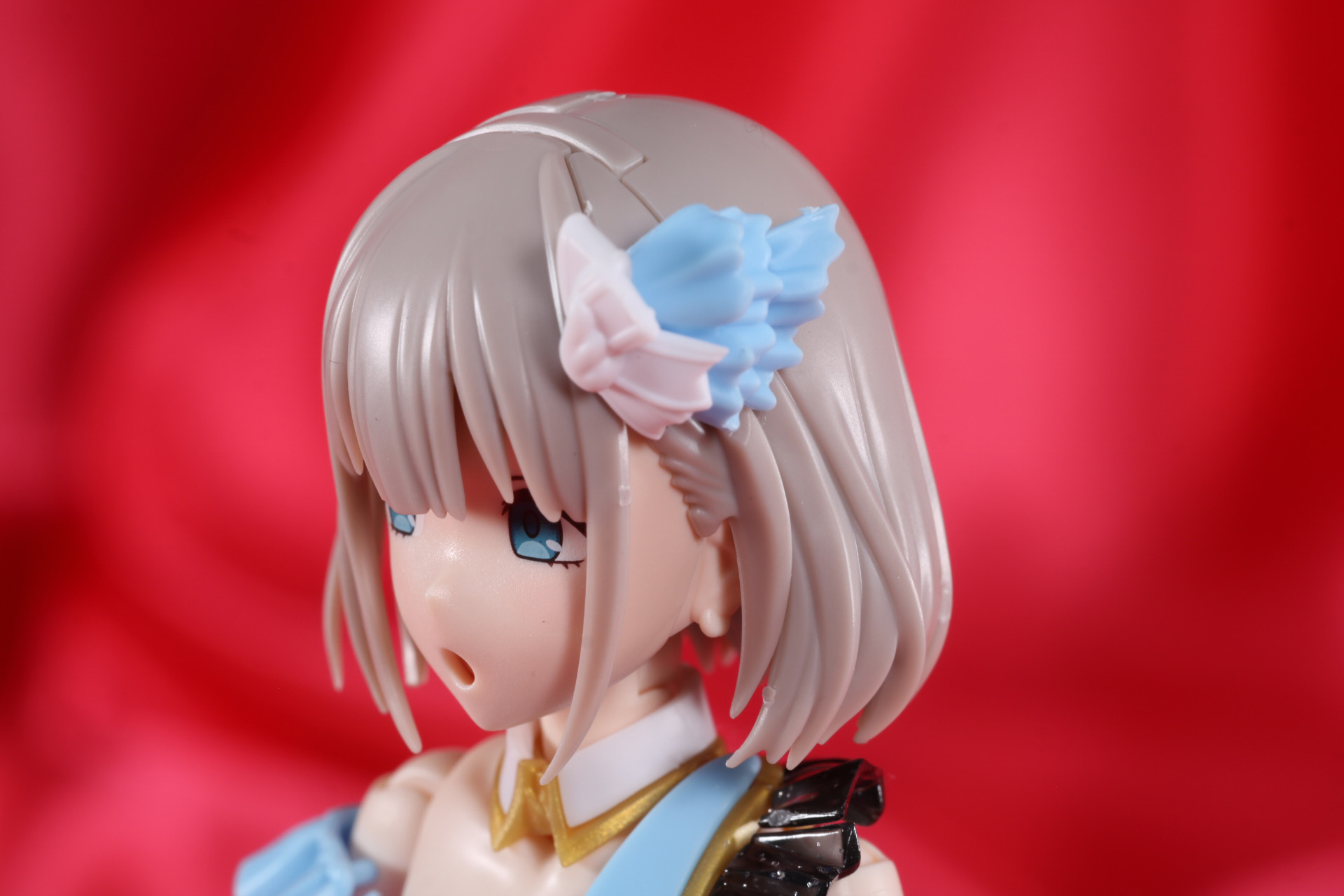 左側頭部には大きめの髪飾り