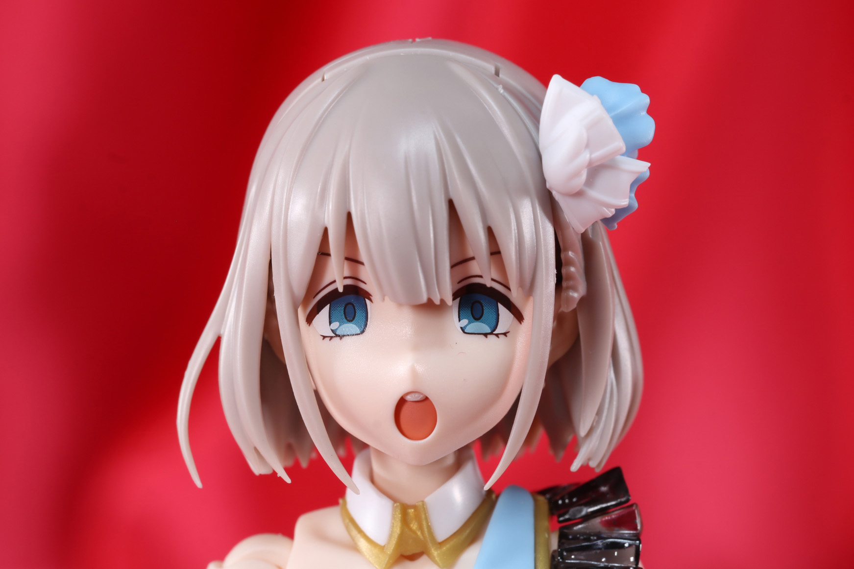 パフォーマンスに集中し、ステージで歌うような口を大きく開いた表情