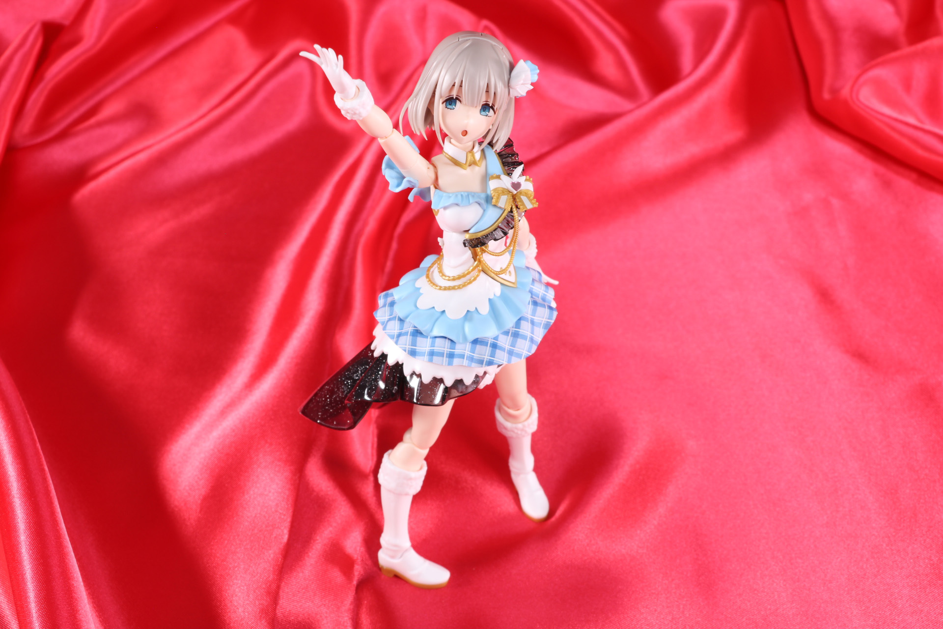 右腕は振り上げるポーズが可能