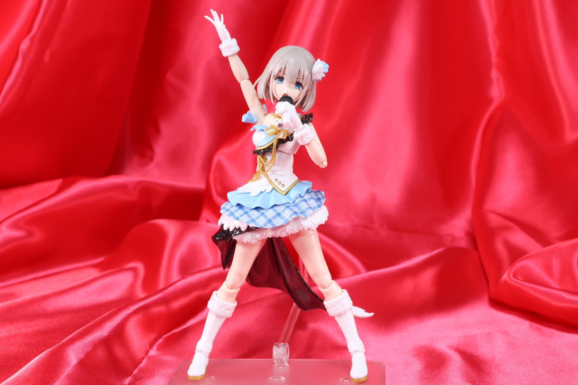 凛々しい表情でポーズもカッコよく映える