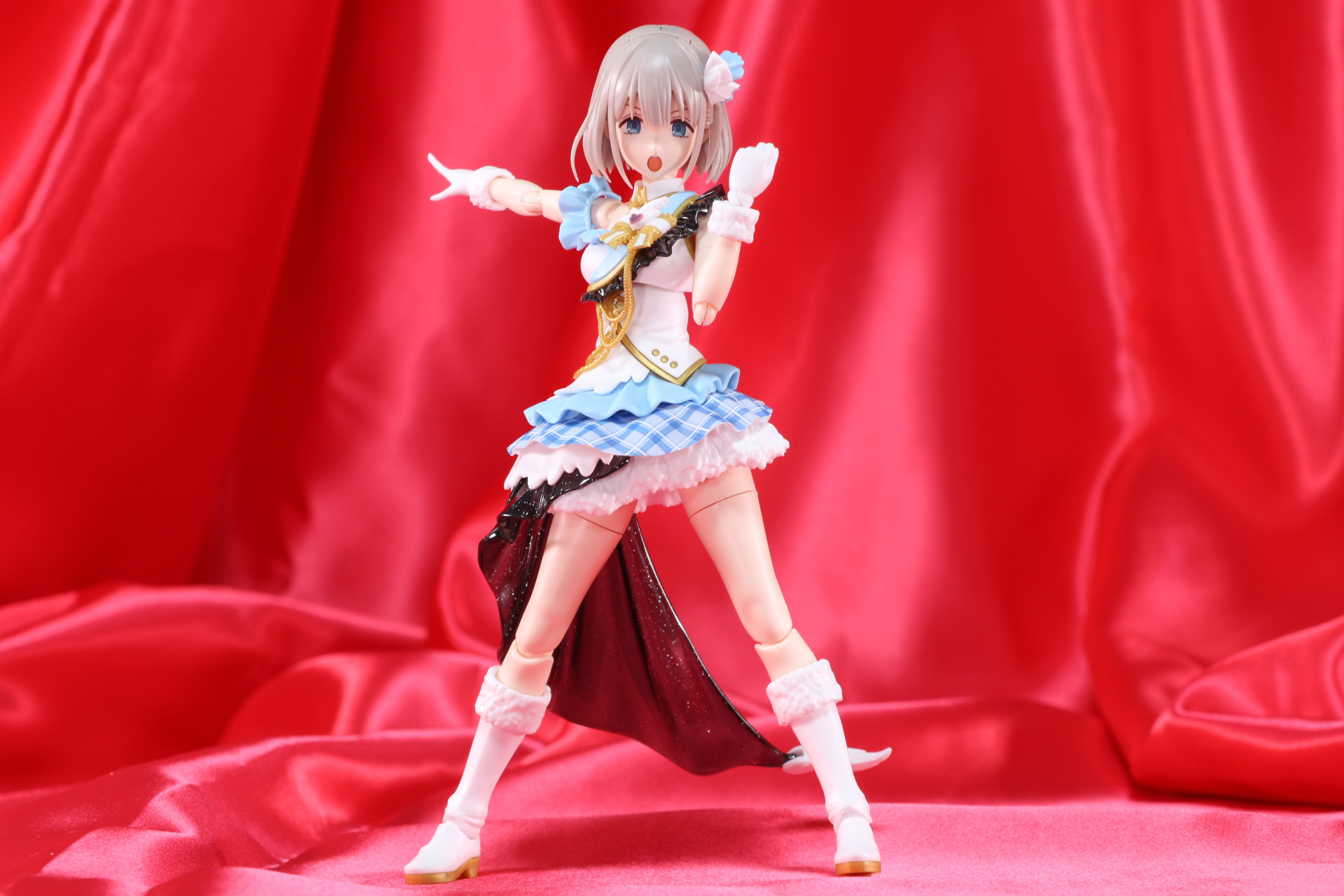 凛々しい表情でポーズもカッコよく映える