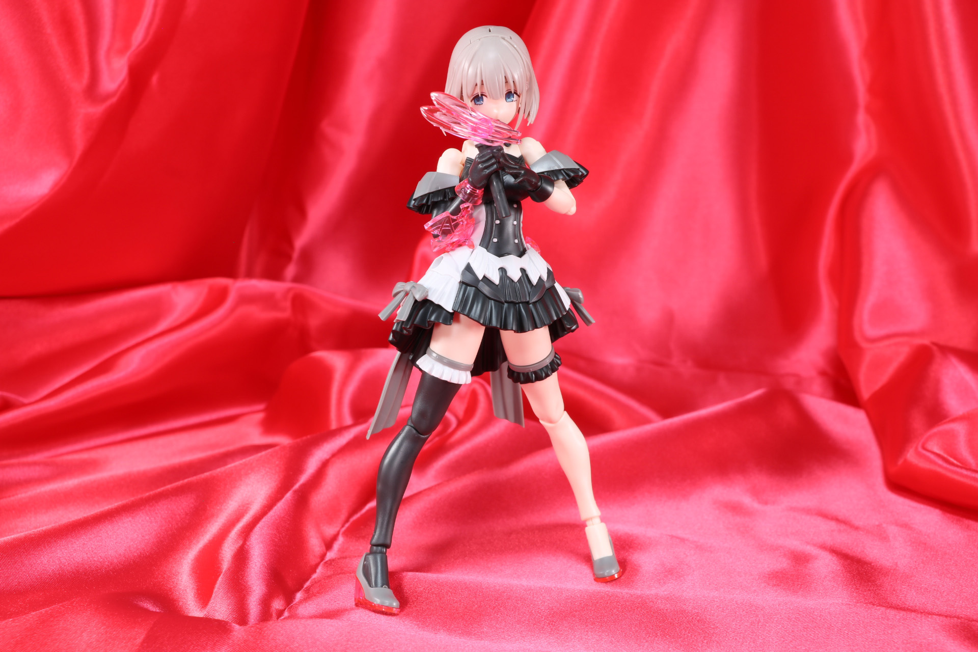 羽根のエフェクトを纏ったマイクによる歌唱パフォーマンス