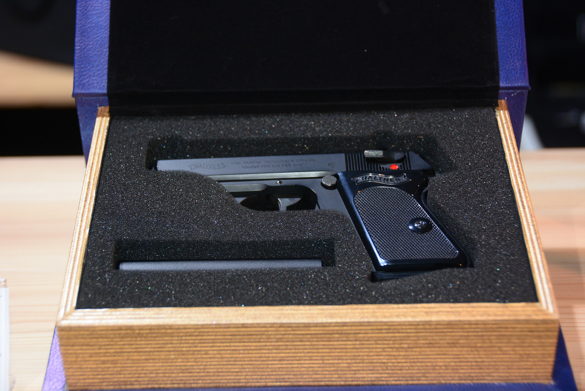 「ワルサーPPK シークレットエディション 2025」。本型ケースにサイレンサーと共に収納される