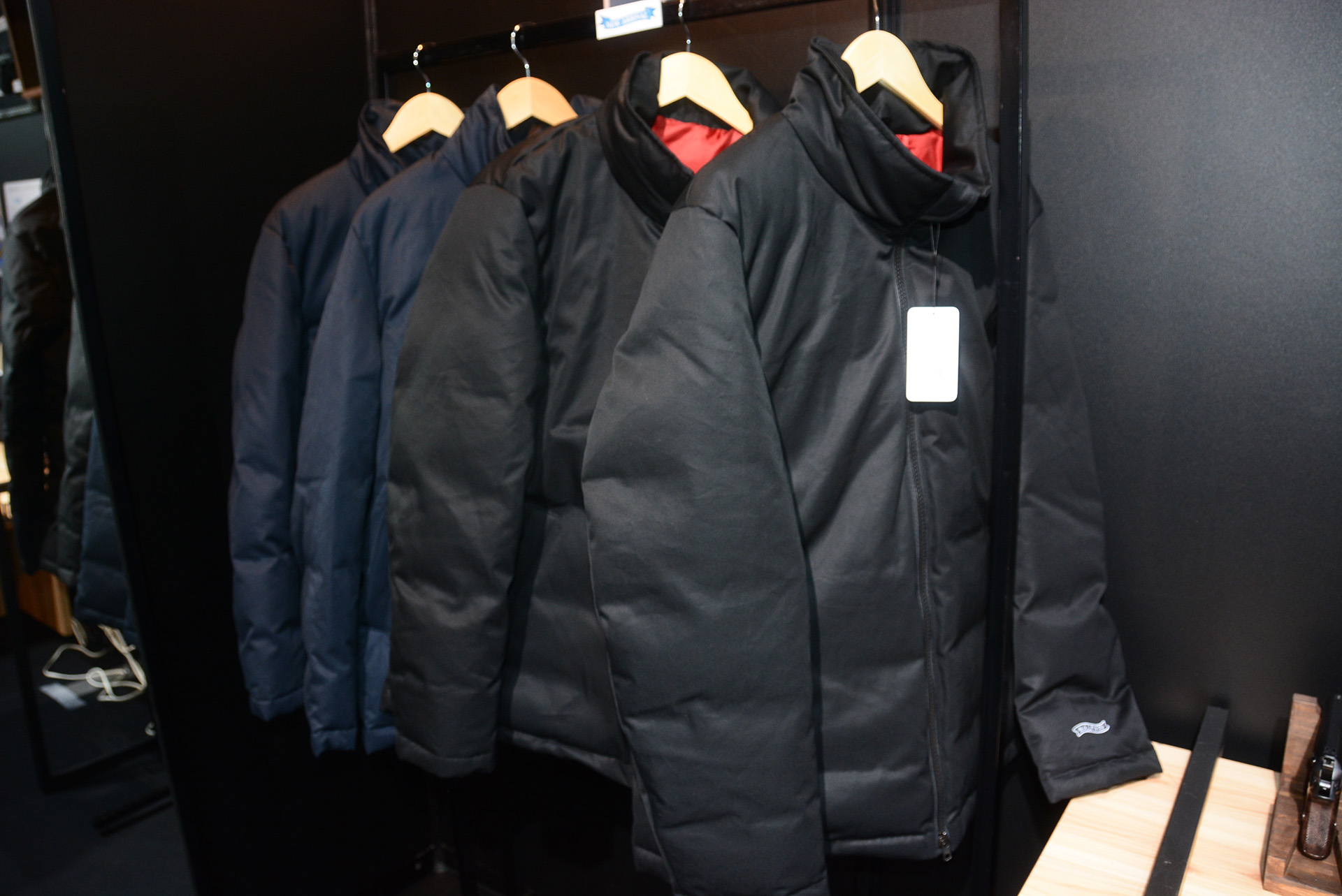 「WALTHERオーセンティックダウンジャケット」は裏地に赤と青を使ったものがある