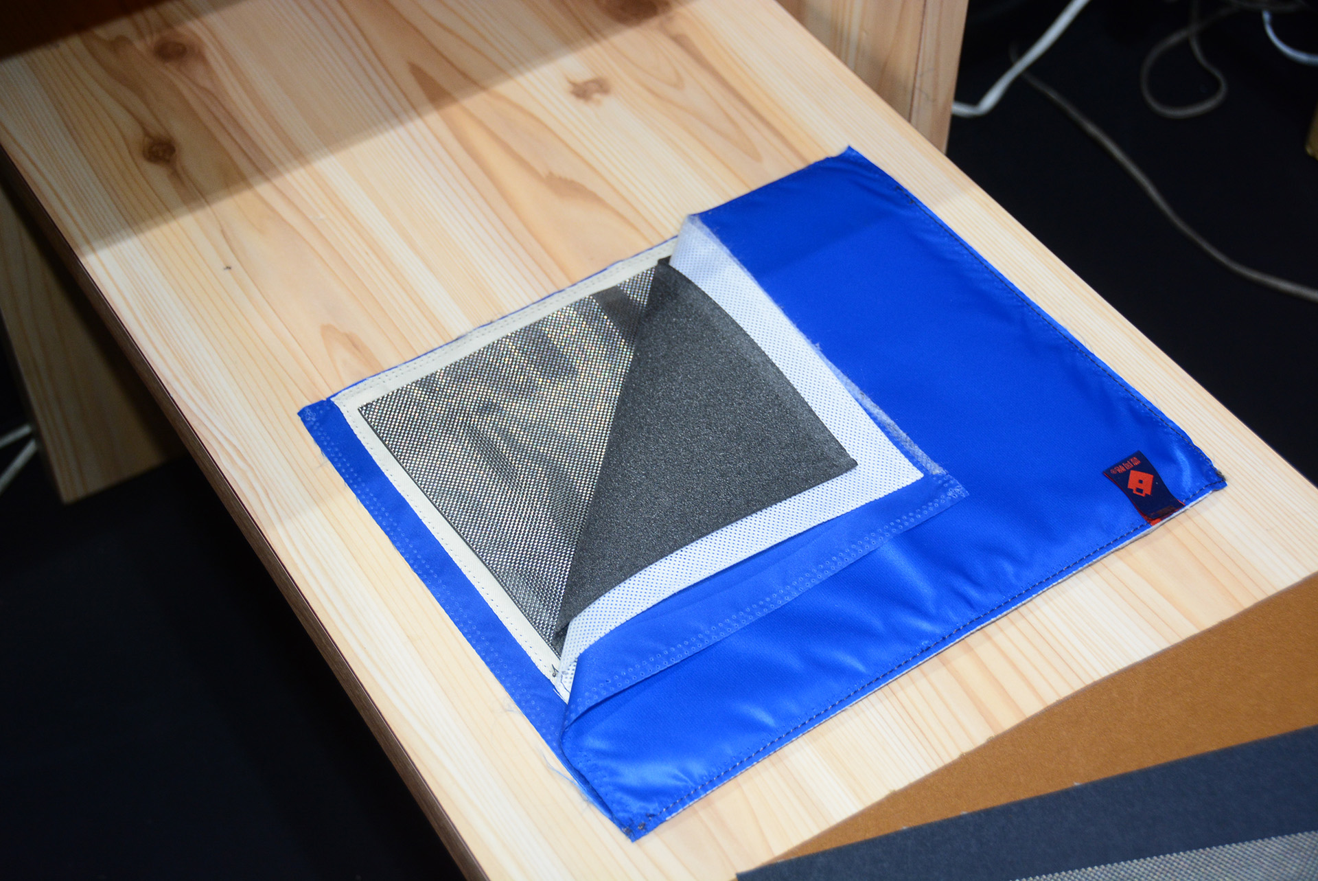 仕切りに防刃芯材を使用