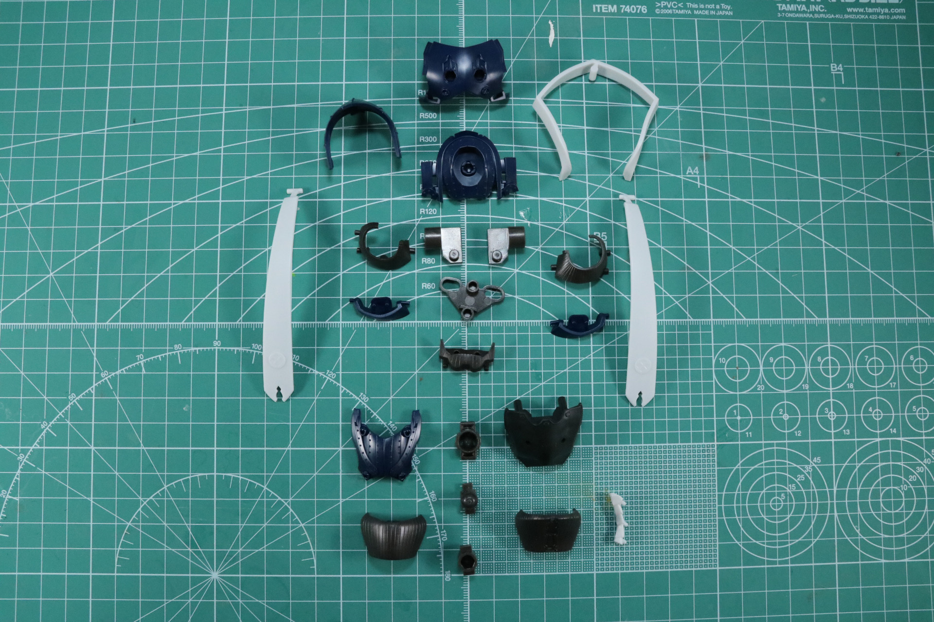 胸部、腹部の組み立て