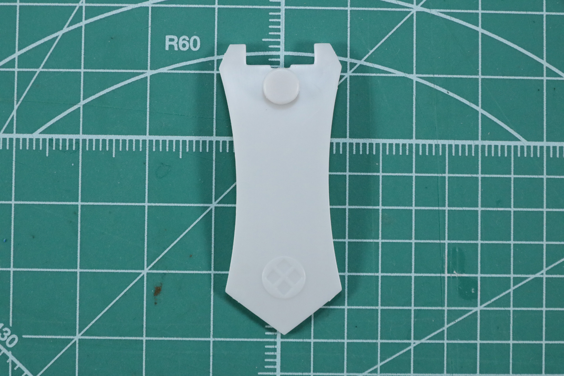 前垂れ部分には水転写デカールを貼ることで陰義発動時を再現できる