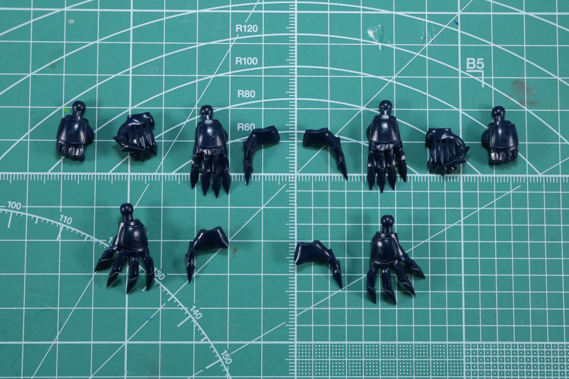 手首パーツの組み立て