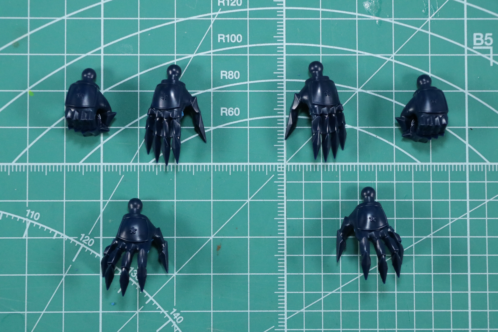 手首パーツの組み立て