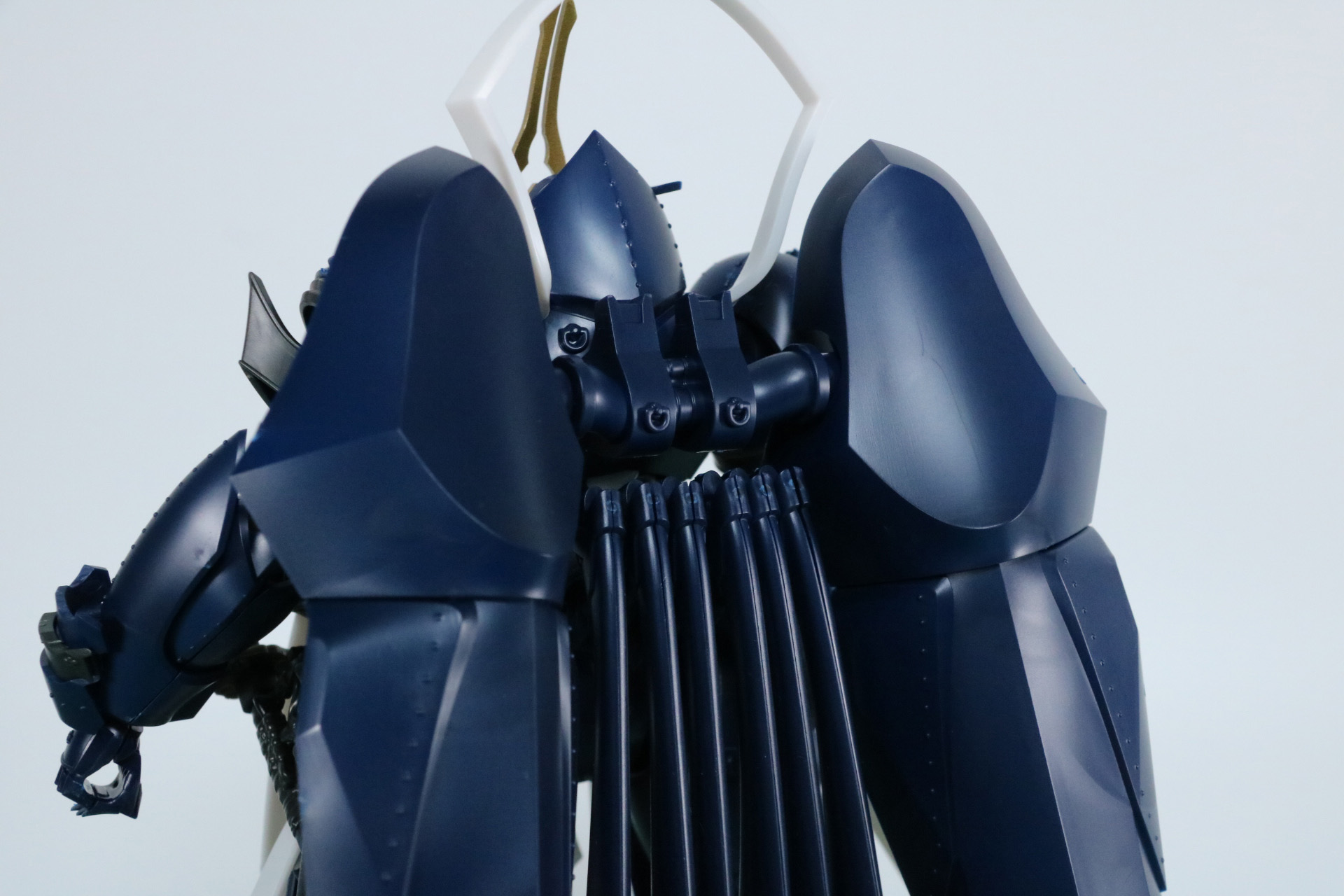 「正宗」の背面の軸受けに合当理を差し込む