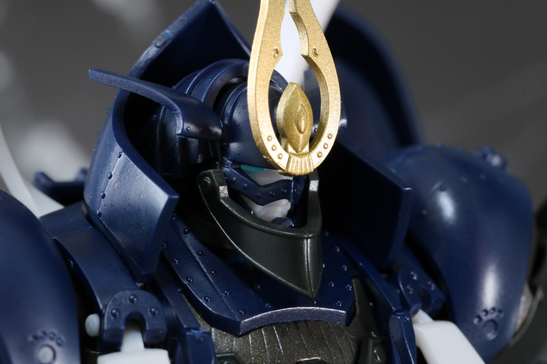 頭部は大きさそのものは小さめだが、前立てや面頬といった兜装飾の緻密な造形が存在感を放つ