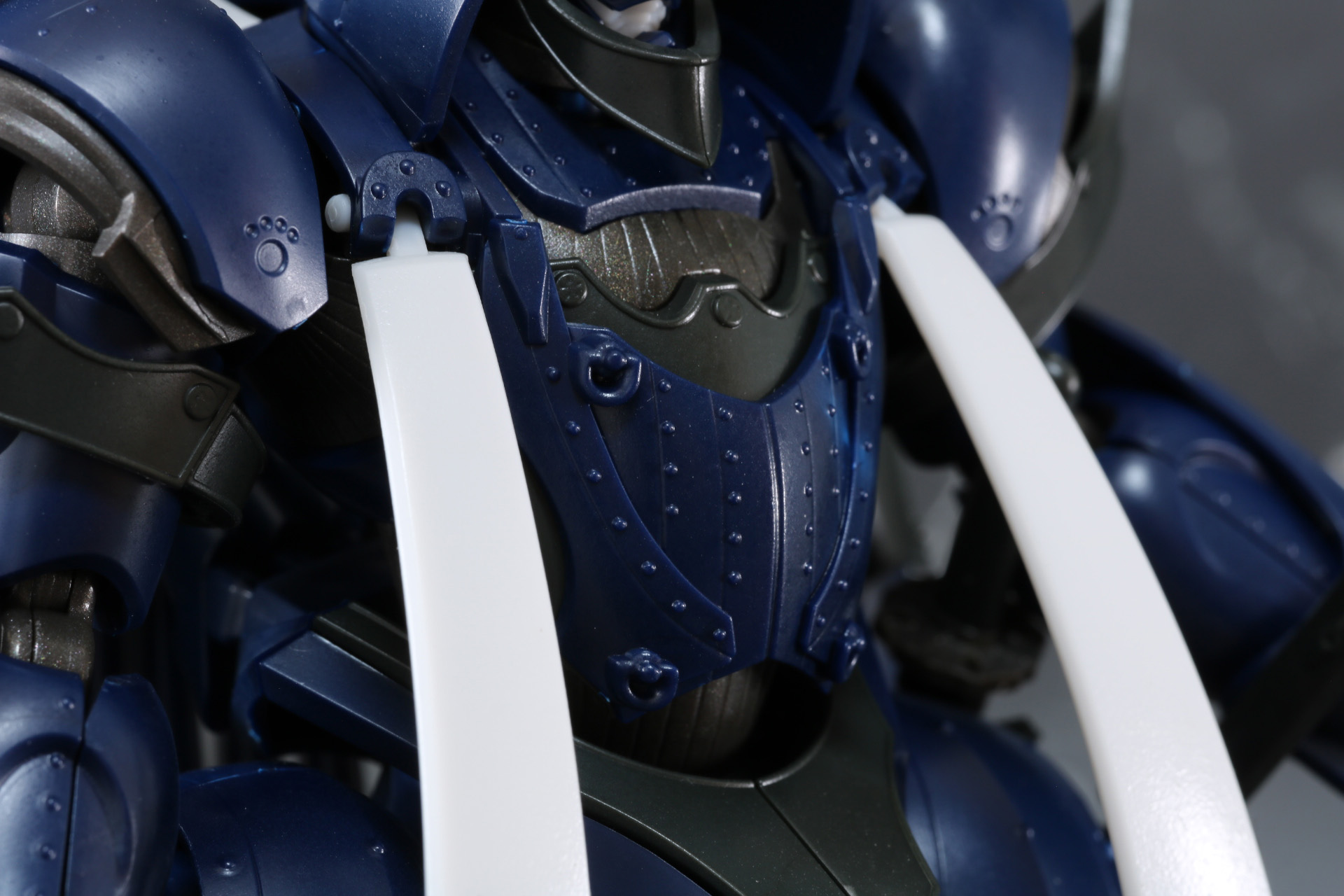 胴体などには鋲打ちが施されている