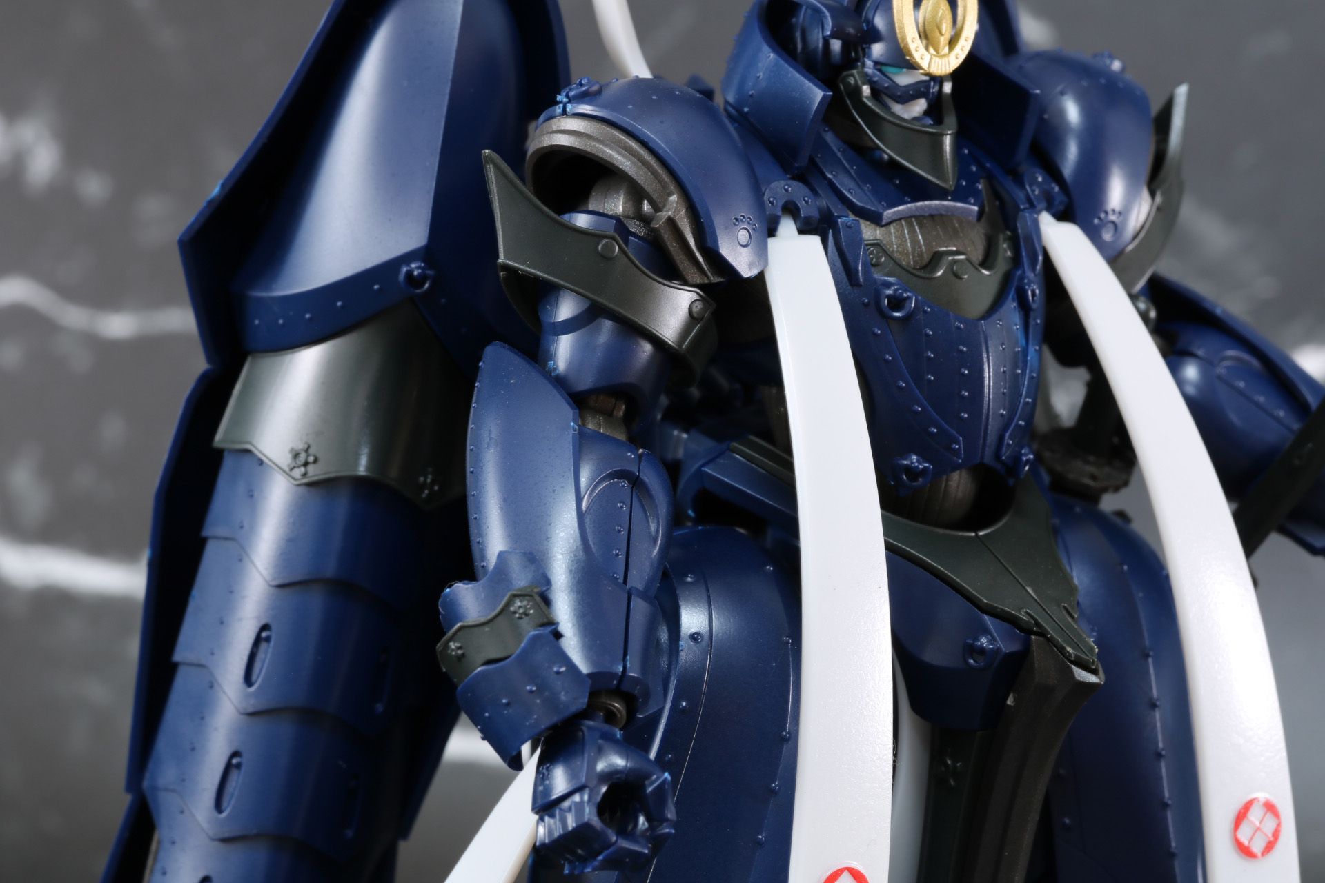 腕部も強固な装甲に覆われ、しなやかでありつつ堅牢さが伝わってくる