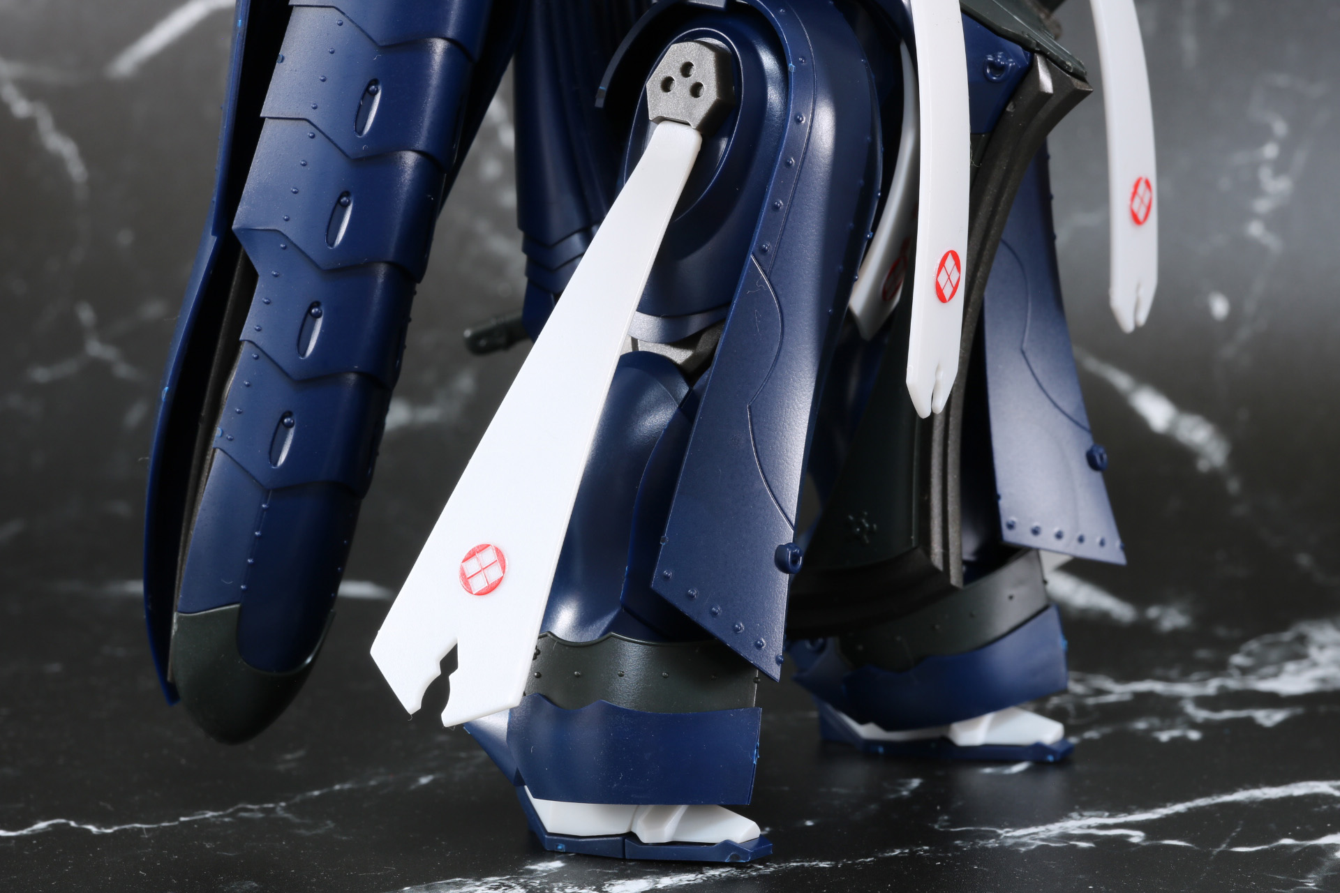 脚部は全体を覆う装甲の下にも厚みのある装甲を纏い、安定感ある造形となっている