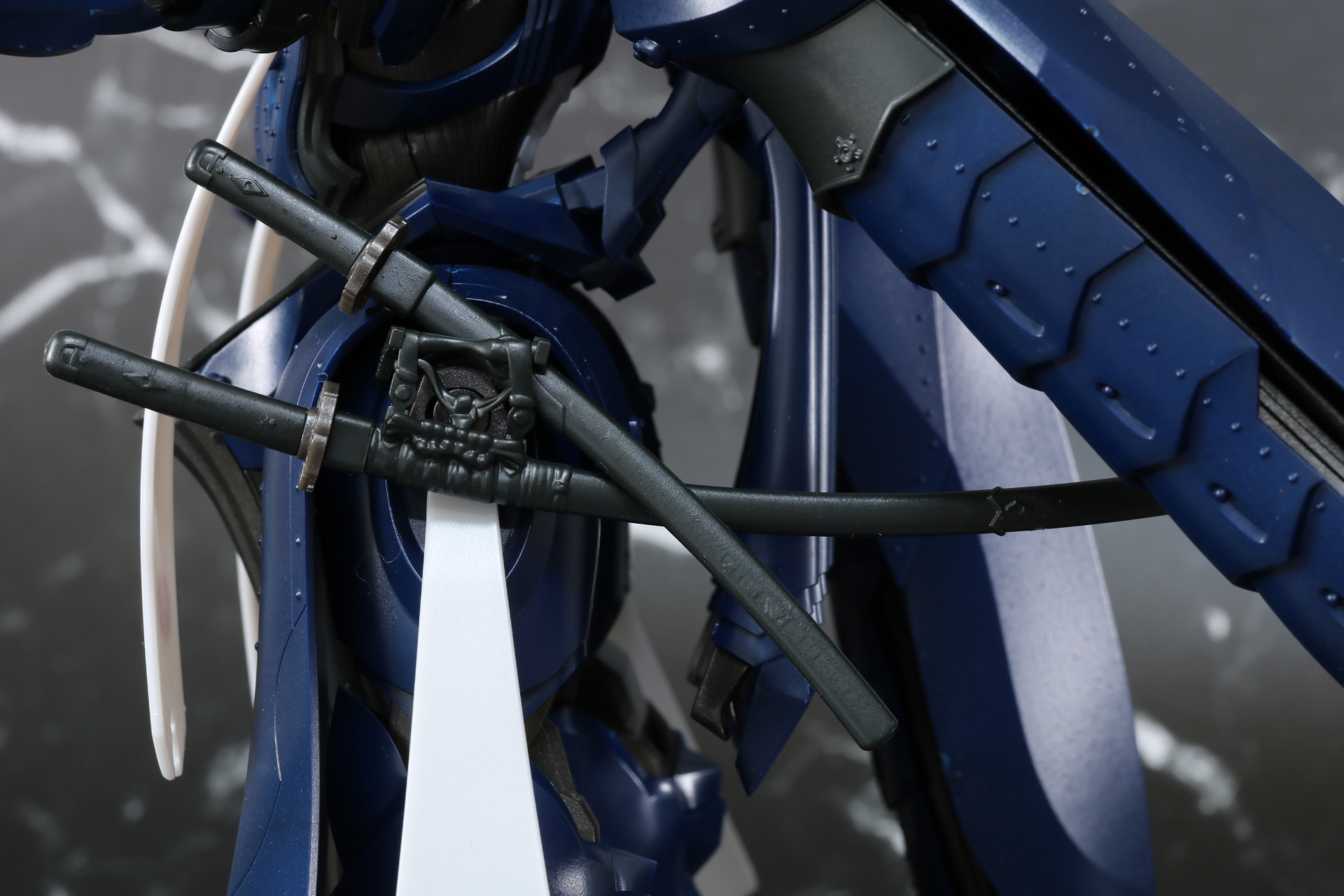 左脚部には脇差と太刀を下げている