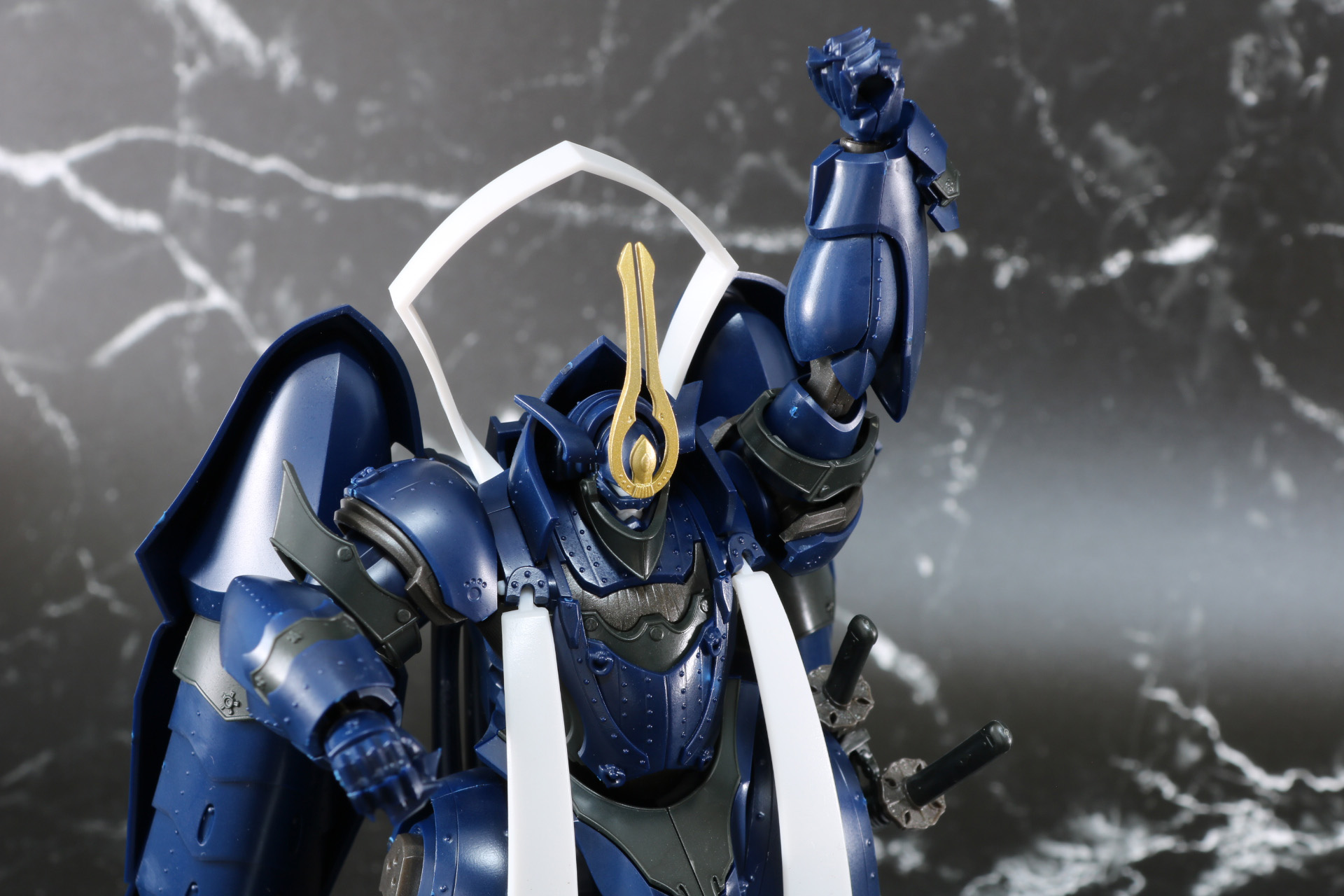 腕部は肩口のボールジョイントや二の腕、肘、手首の可動で柔軟に動く