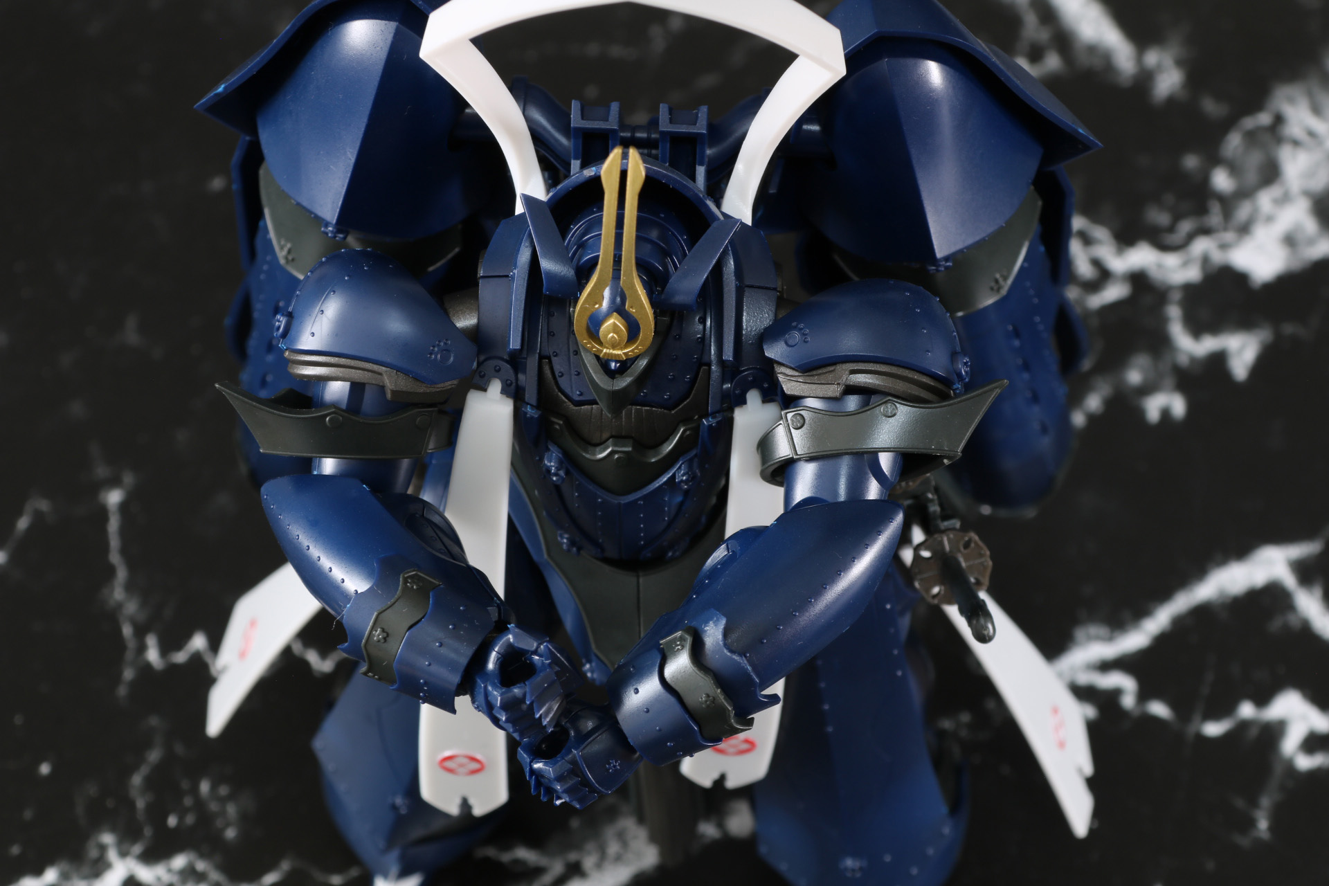 肩の引き出し可動で肩を寄せた状態も可能