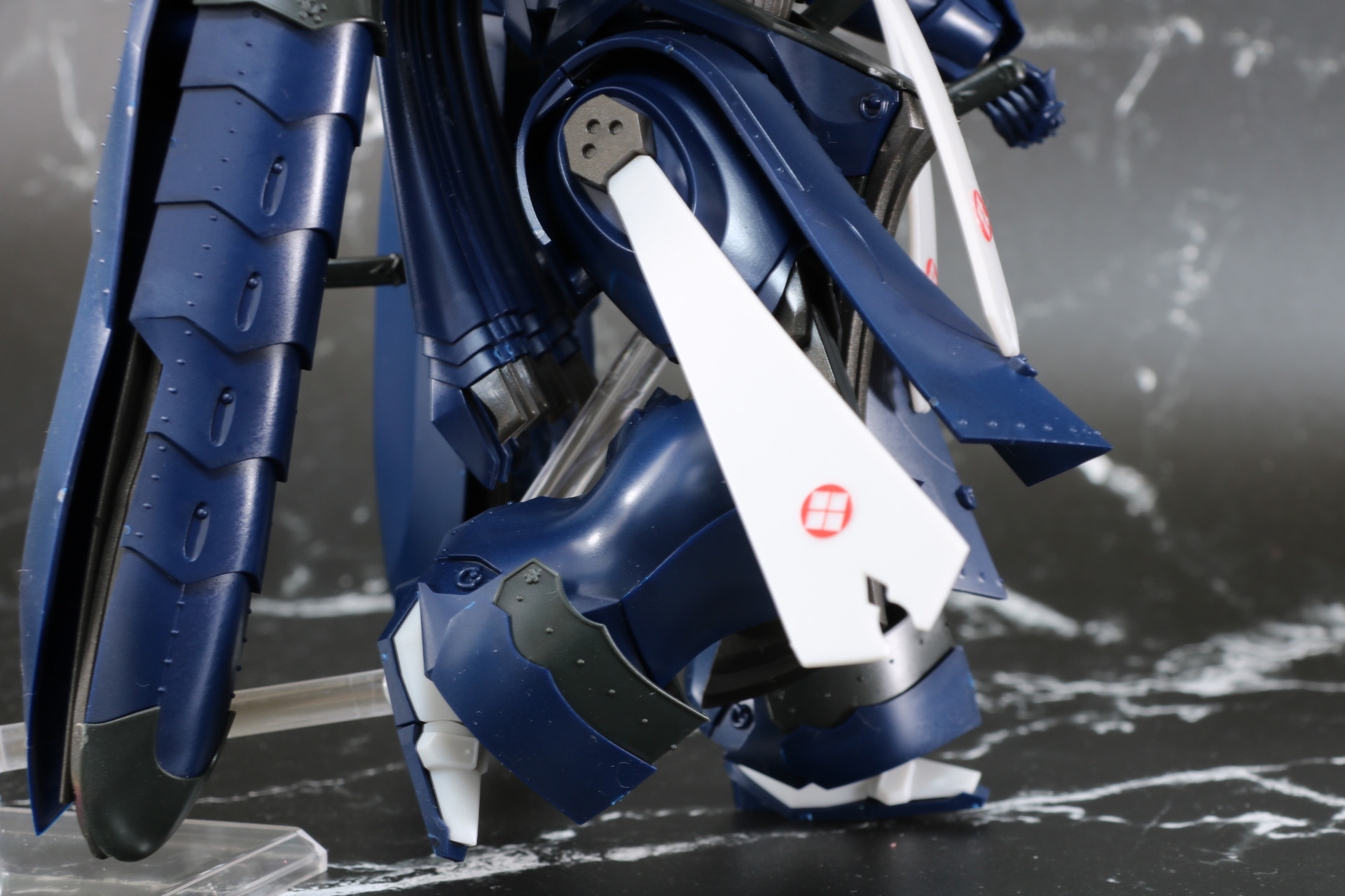 脚部は股関節、膝、脚首、つま先が可動