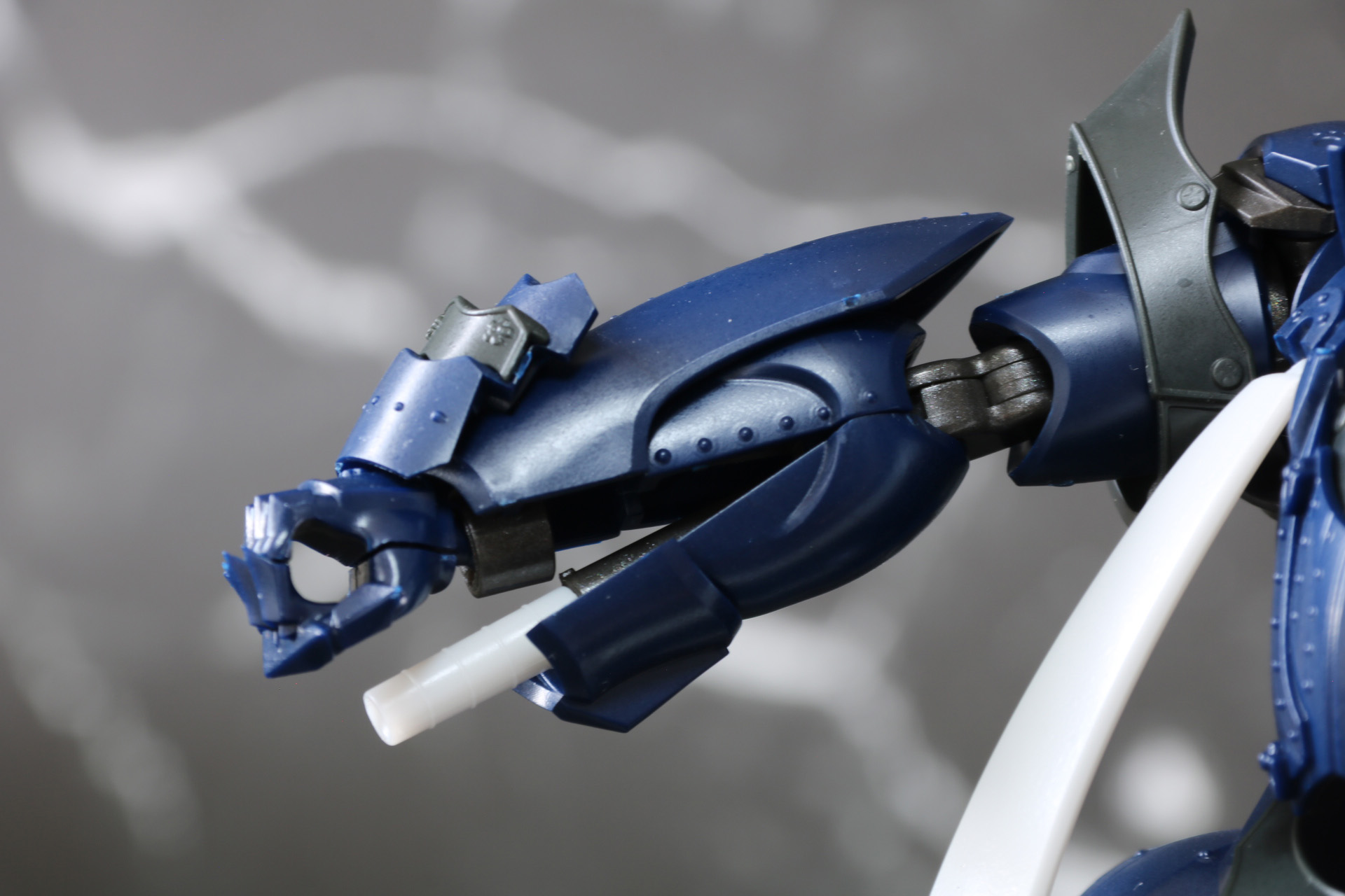 左右の前腕部には飛蛾鉄砲・弧炎錫の展開ギミックが仕込まれ、砲身パーツを付けることで再現することができる