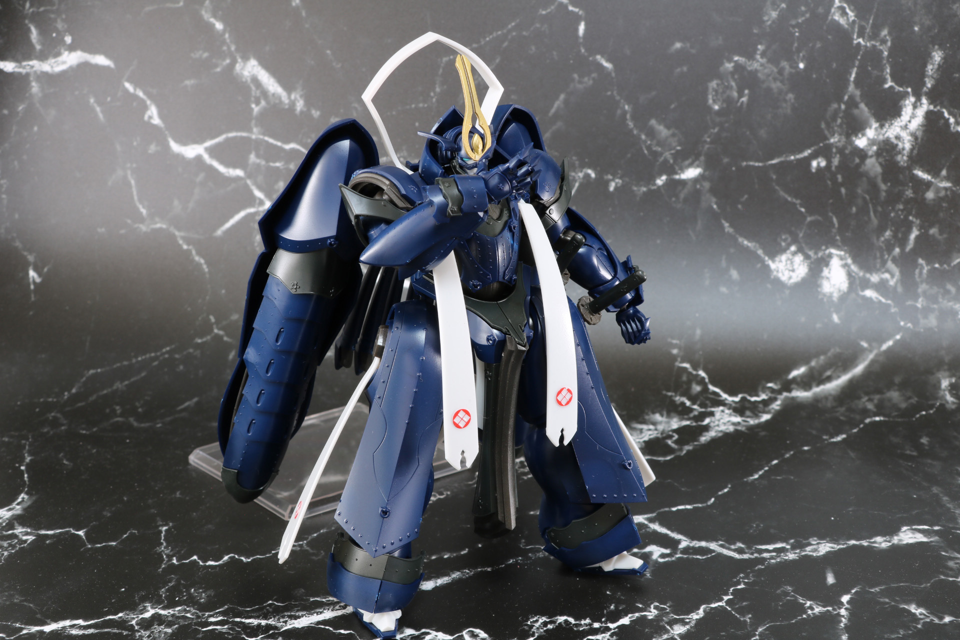 太刀に手を伸ばすポーズ