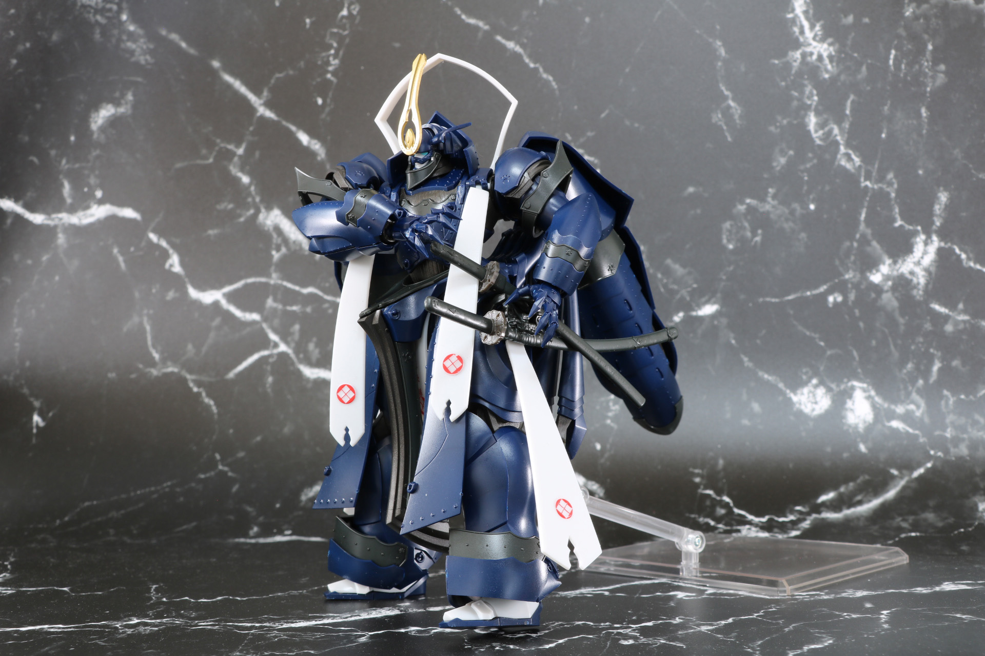 太刀に手を伸ばすポーズ