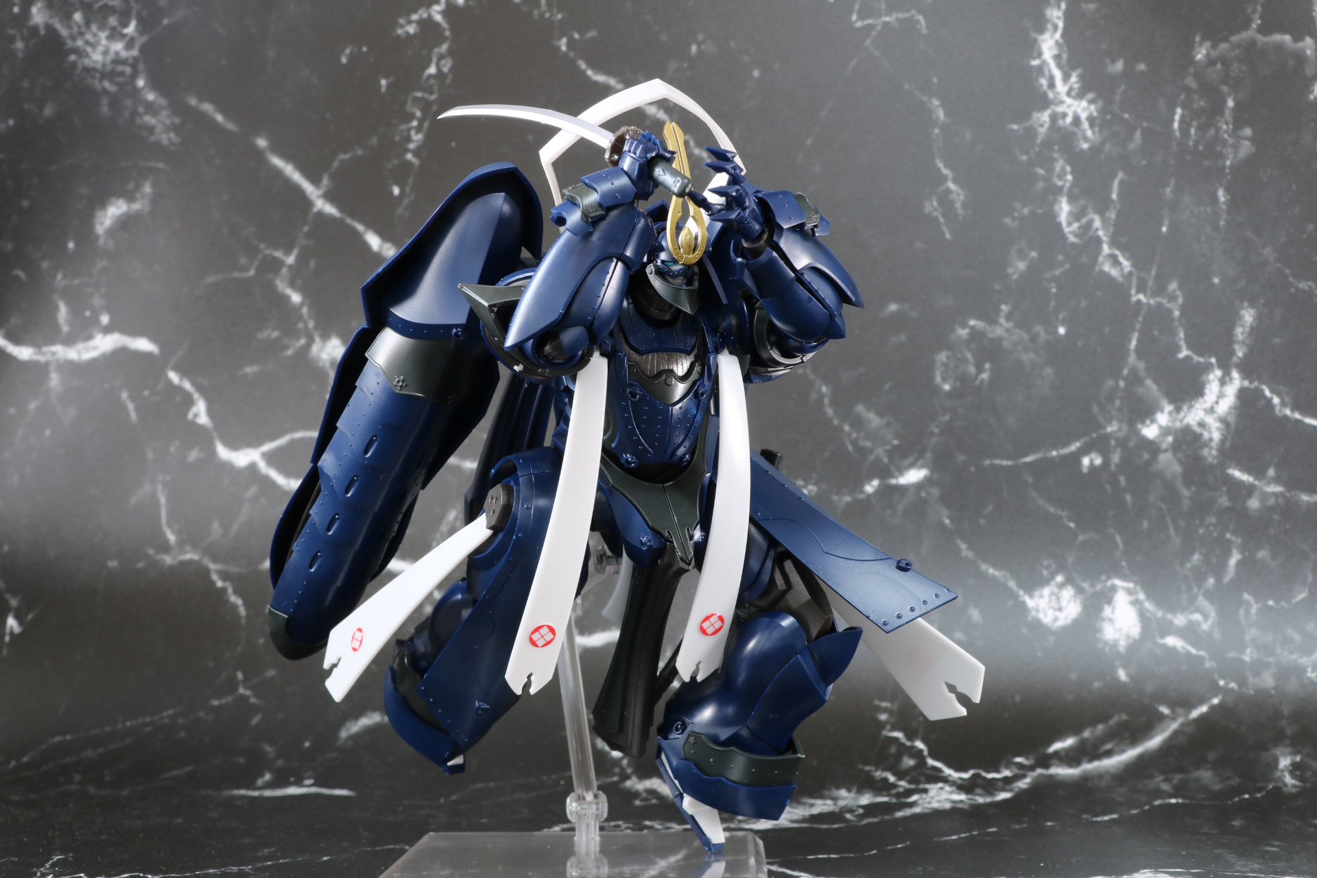 別売りの「THE シンプルスタンド」でダイナミックな剣戟ポーズを表現できる