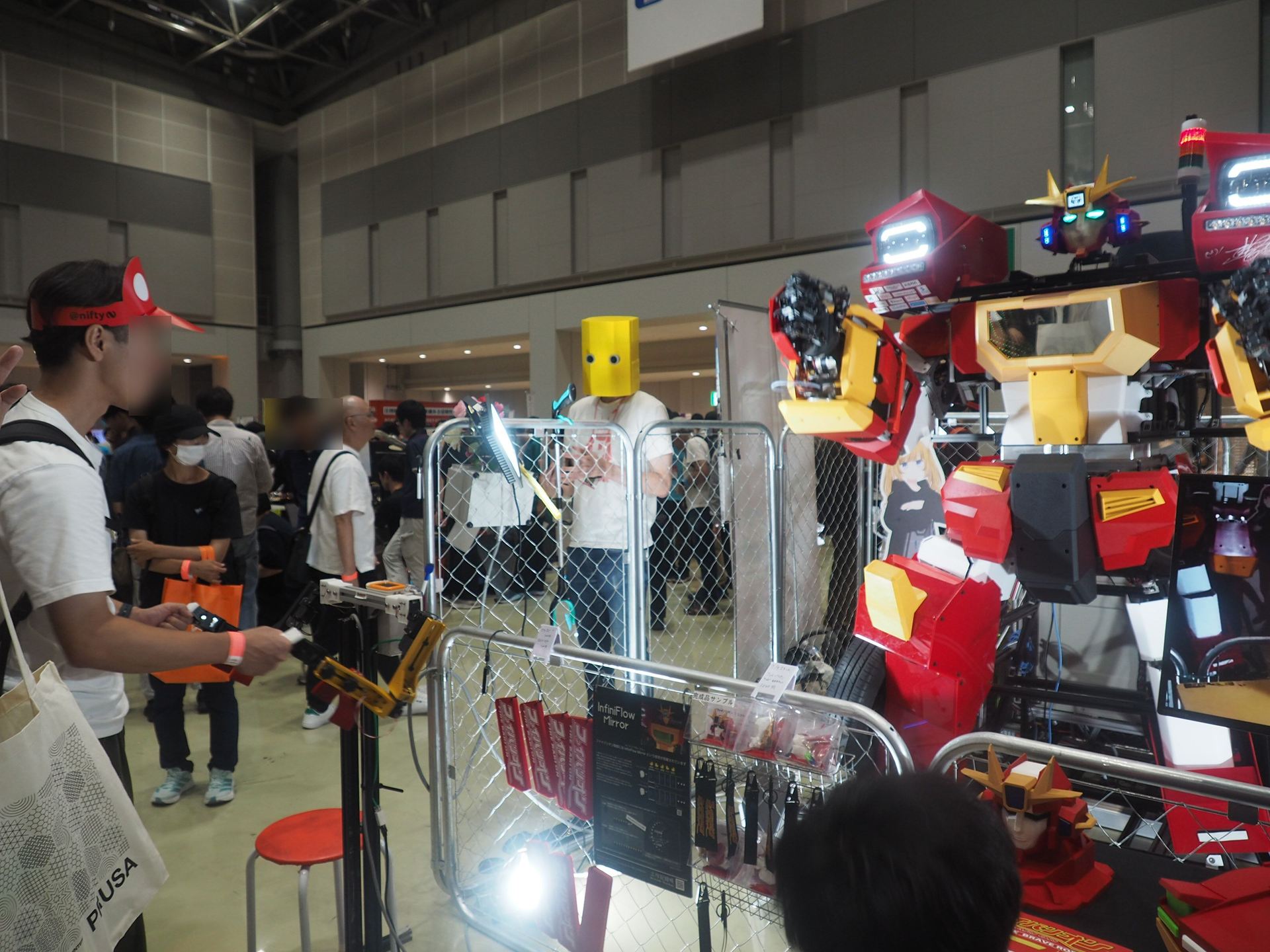 左の模型の腕を動かすと、勇者ファイバリオンの腕もその通りに動く