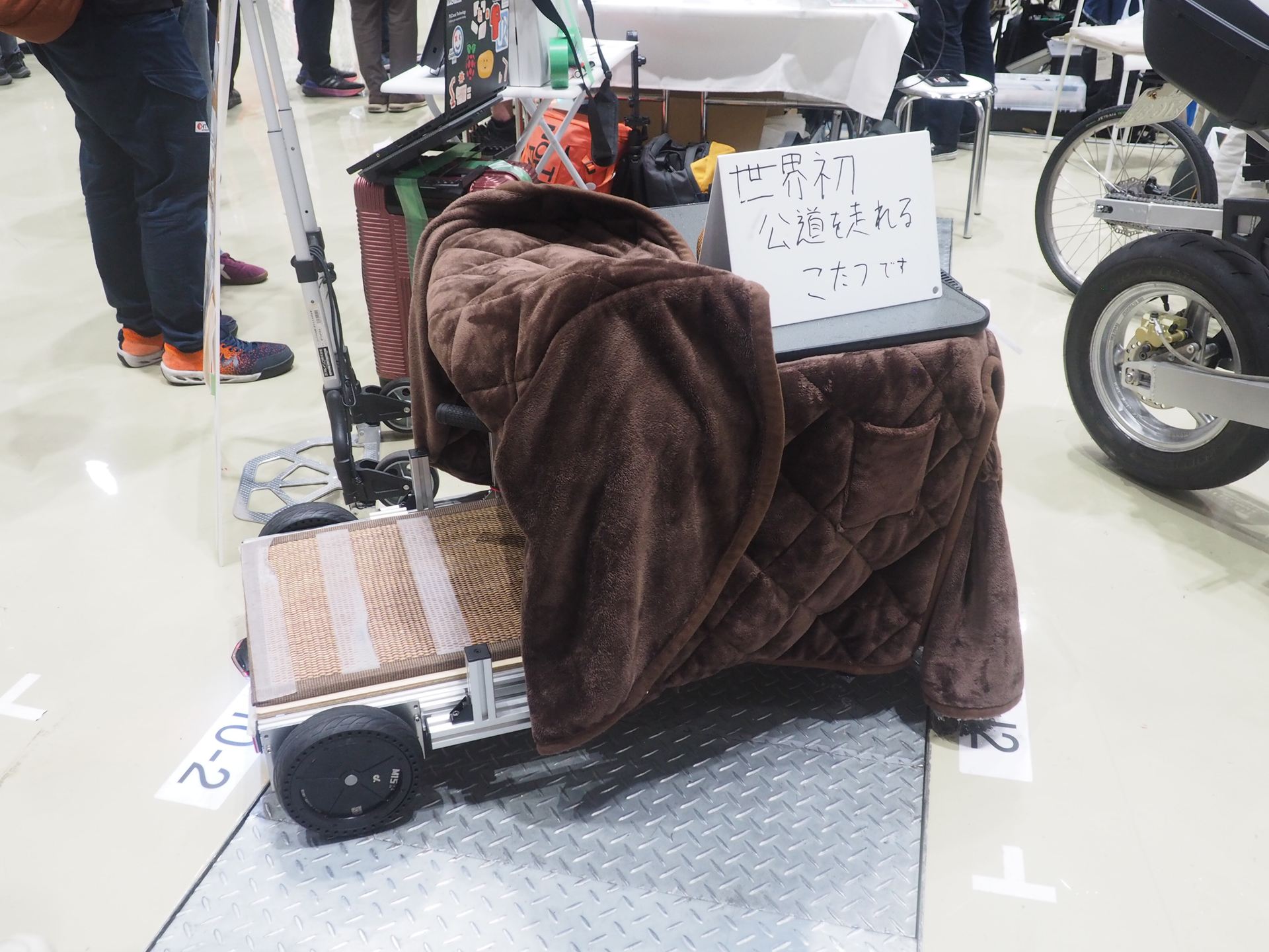 こたつ型モビリティを横から見たところ