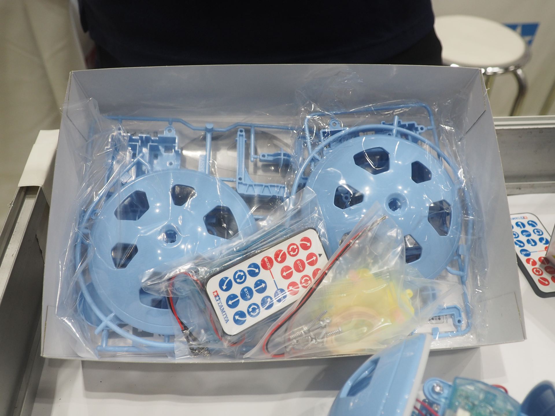 ローリングロボット工作セットのパーツ。赤外線リモコンが付属する