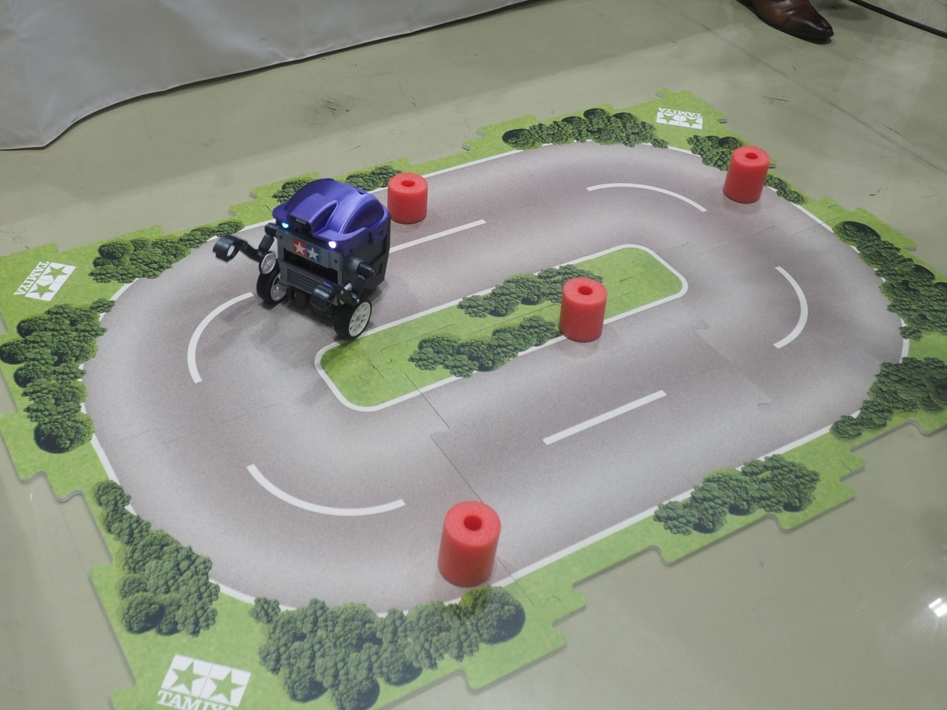 AIワークショップ向けロボットにはカメラが搭載されており、コースを認識して進むことができる