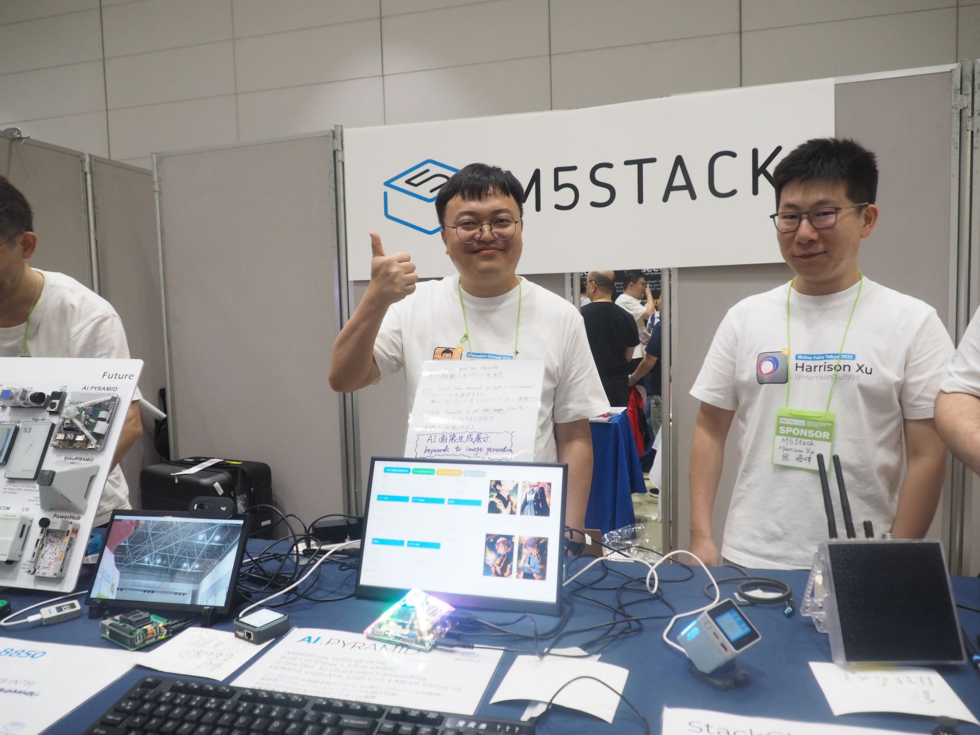 日本のメイカーにもファンが多いM5Stackのブース。中央にいるのがCEOのJimmyさんだ